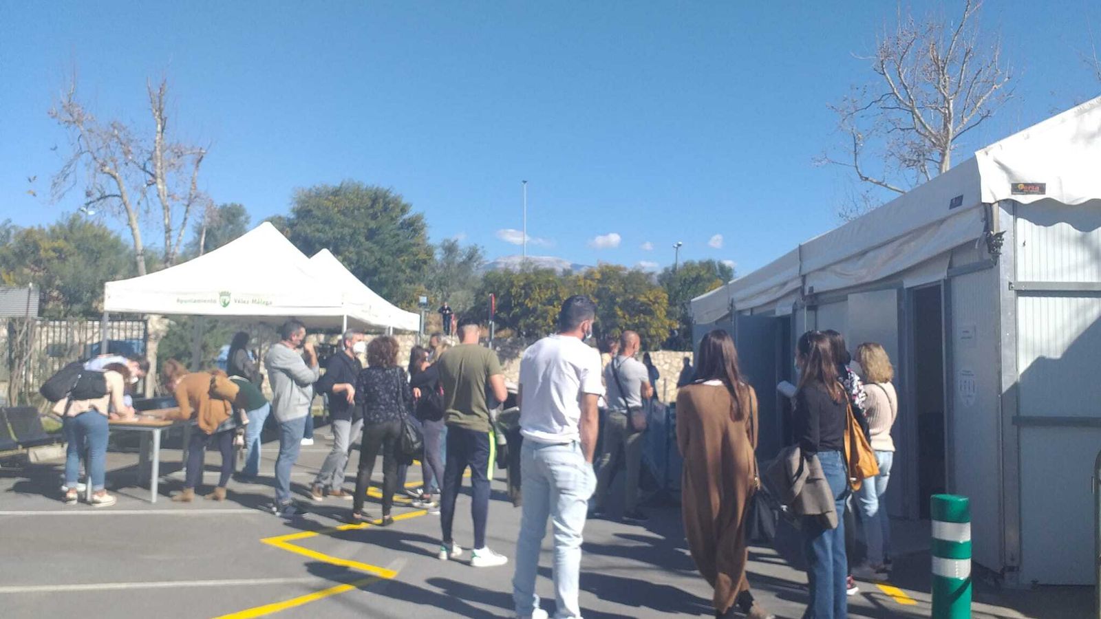 Punto de vacunación a docentes en el aparcamiento del hospital comarcal de la Axarquía.