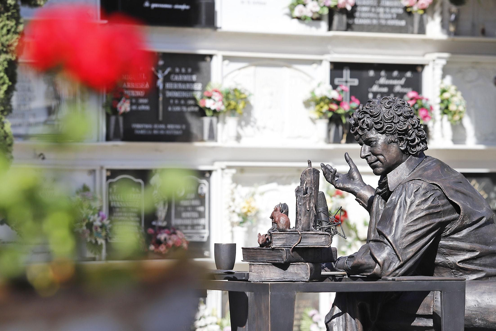 Imágenes del homenaje a Jesús Quintero con el descubrimiento de una escultura de Elías Rodríguez Picón