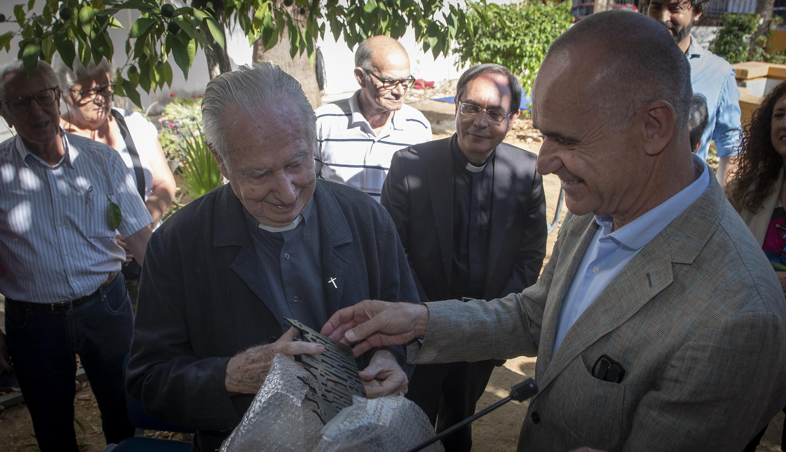 Las imágenes de la inauguración de los jardines del párroco D. Pedro Ybarra