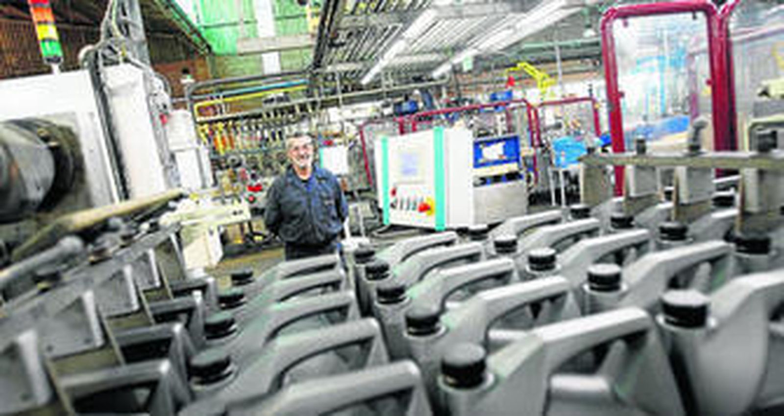 Uno de los trabajadores del nuevo almacén automático.