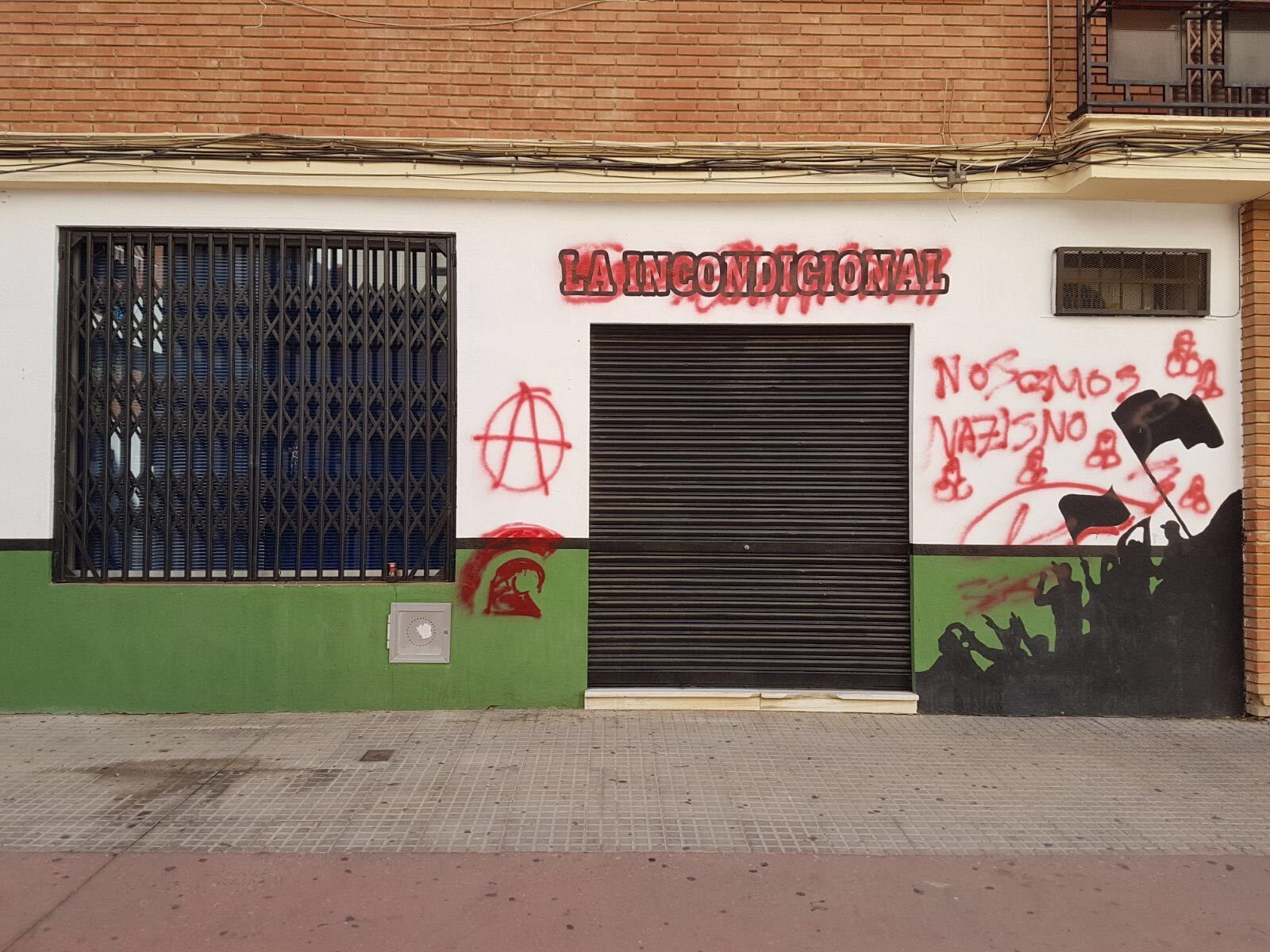 Pintadas aparecidas en la sede de Incondicionales.