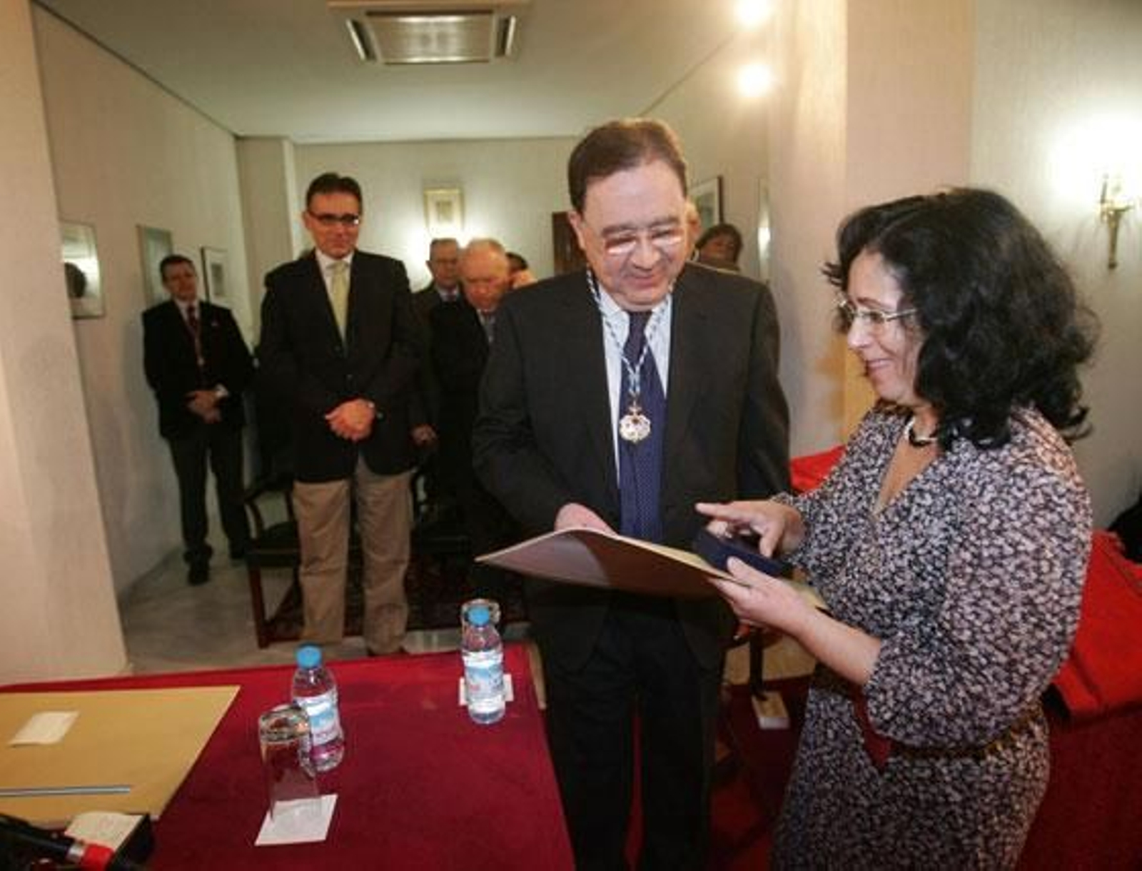 La Academia San Dionisio entrega sus distinciones 'Amigos de la Academia' a l teniente hermano mayor de La Defensión, Francisco Cómez Mori;  el profesor jubilado Antonio Sanz Zamorano, a los que se unen, “por su especial colaboración con la Corporación”, las periodistas de Diario de Jerez Pilar Nieto Reguera y Arantxa Cala Hurtado, el jefe de Protocolo de Cajasol, José Soto Ríos, y el coro de capilla ‘San Pedro Nolasco’. Los reconocimientos fueron entregados por el presidente de la Academia, Joaquín Ortiz Tardío por su apoyo a la Real Corporación

Foto: Pascual
