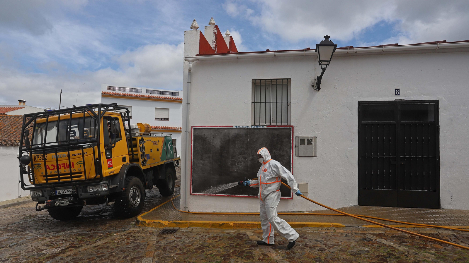 Tareas de desinfección del Infoca en Facinas