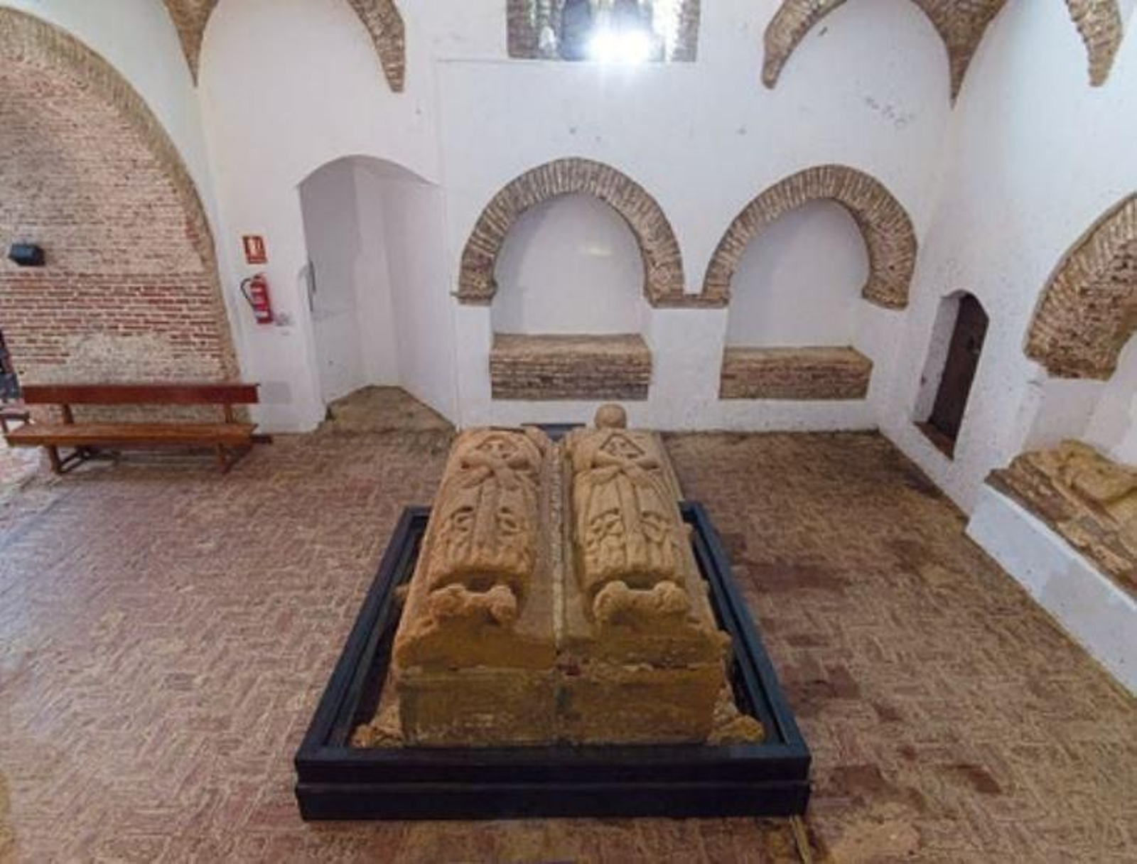 Doble túmulo funerario de la capilla de los Maestres. La tumba de la izquierda es del maestre Gonzalo Mexía. La de la derecha es la del maestre Fernando Osórez.