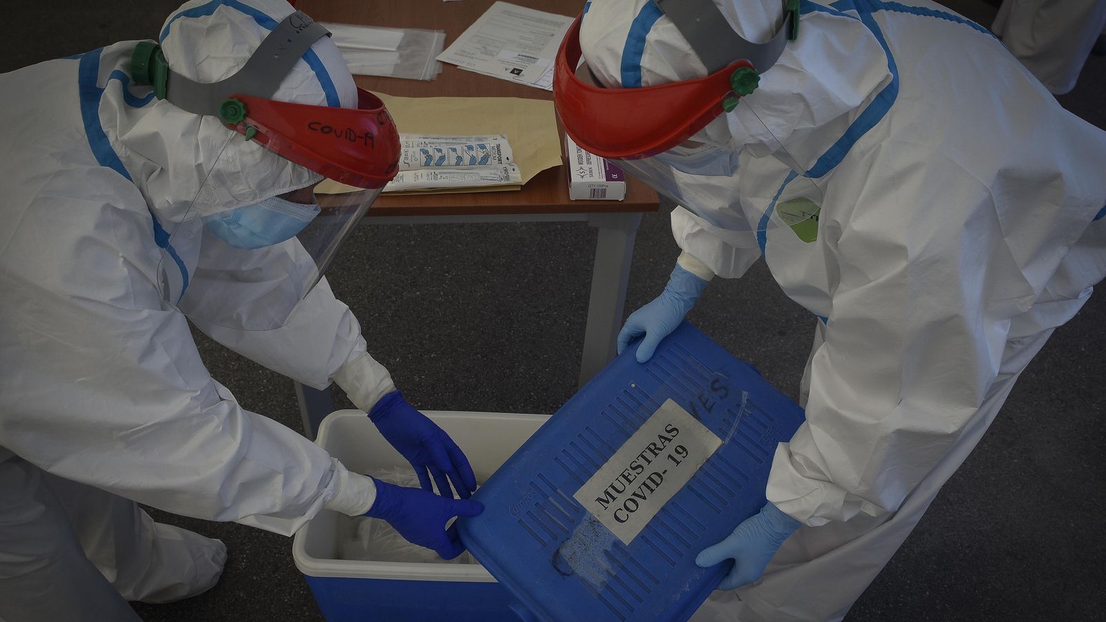 Las muestras son guardadas en una nevera para su traslado al laboratorio del hospital.