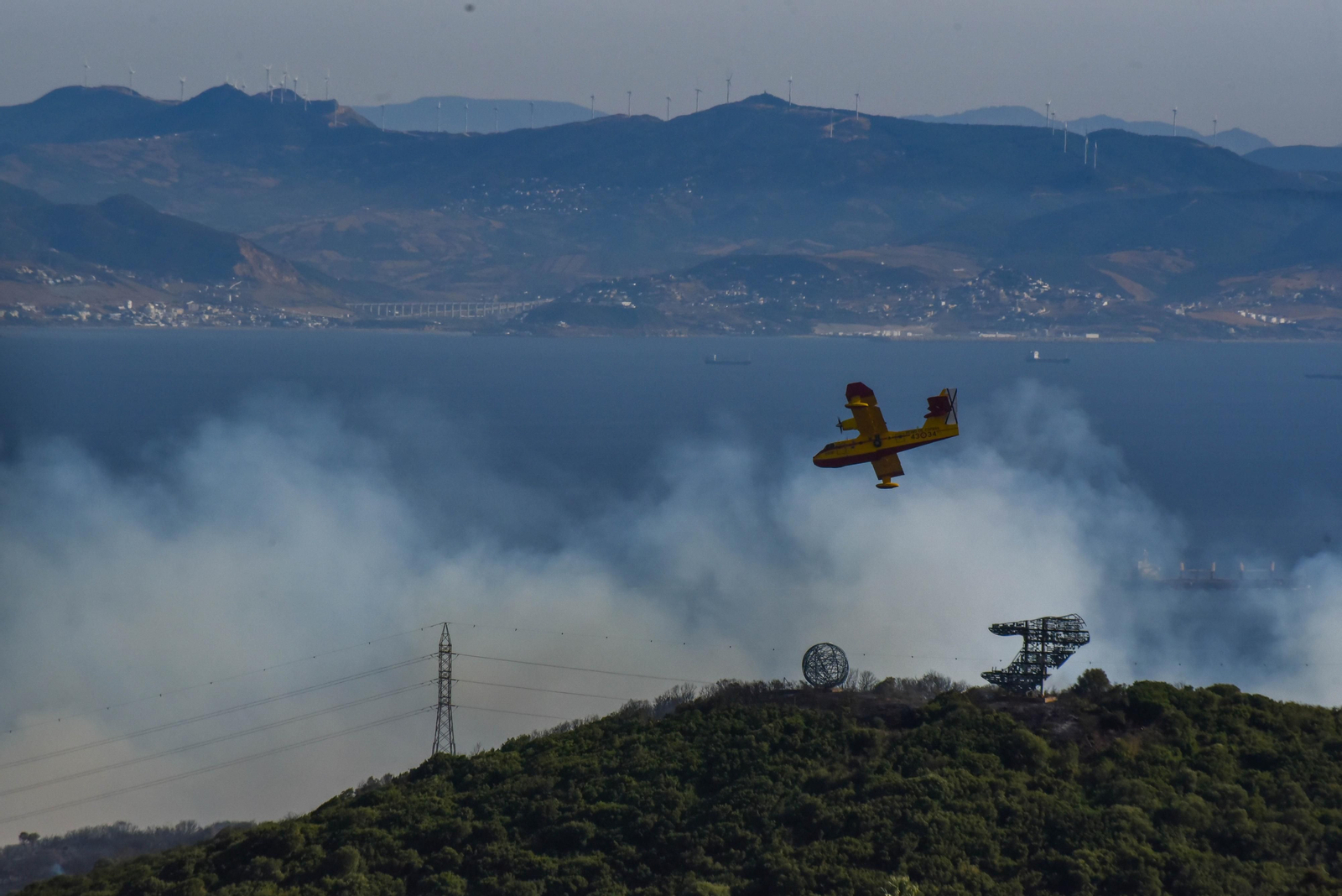 Un avión del Infoca, en la zona incendiada.
