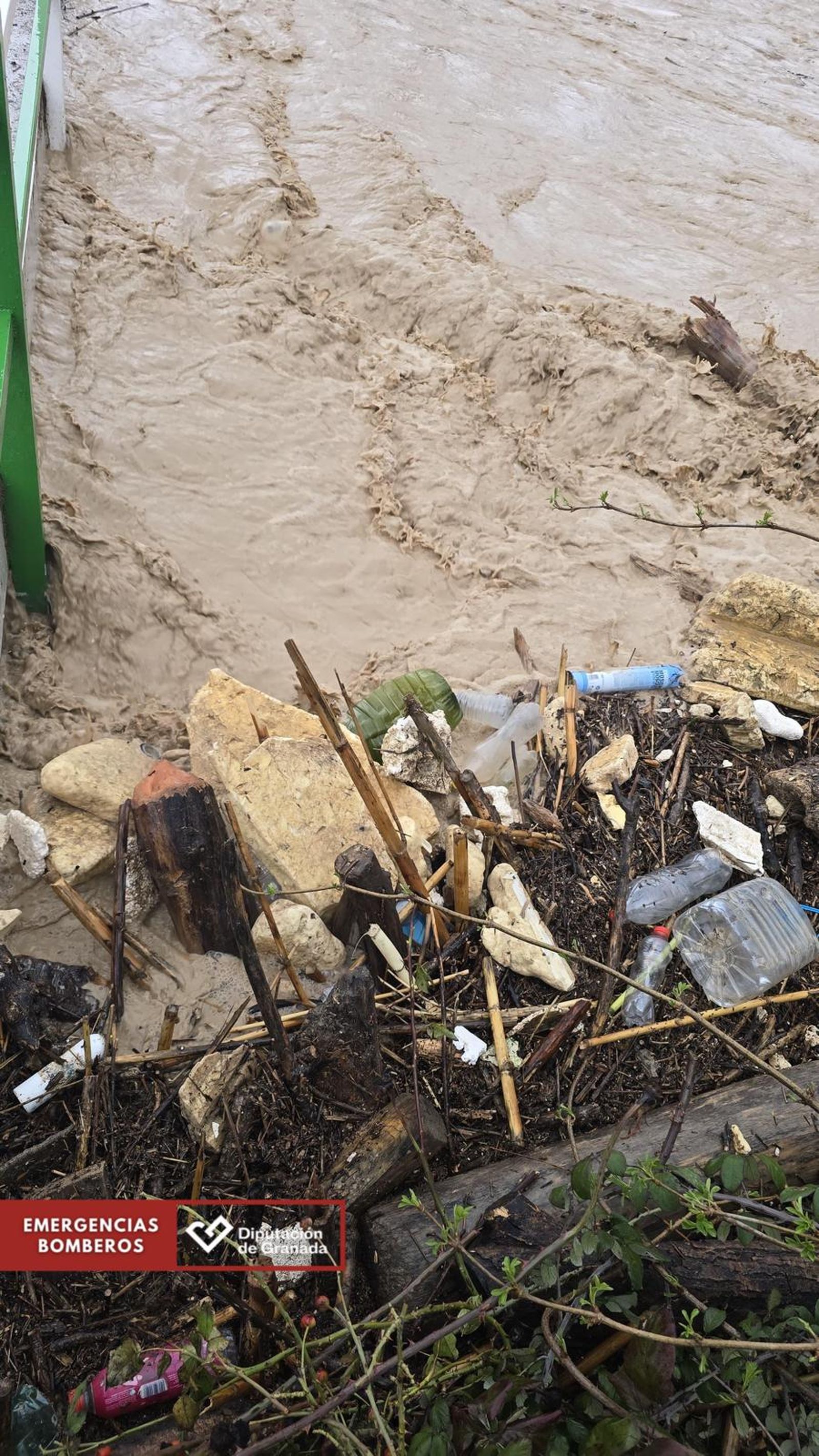 Todas las fotos de la borrasca Leonardo y sus incidencias en Granada: desprendimientos, ríos desbordados y lluvia