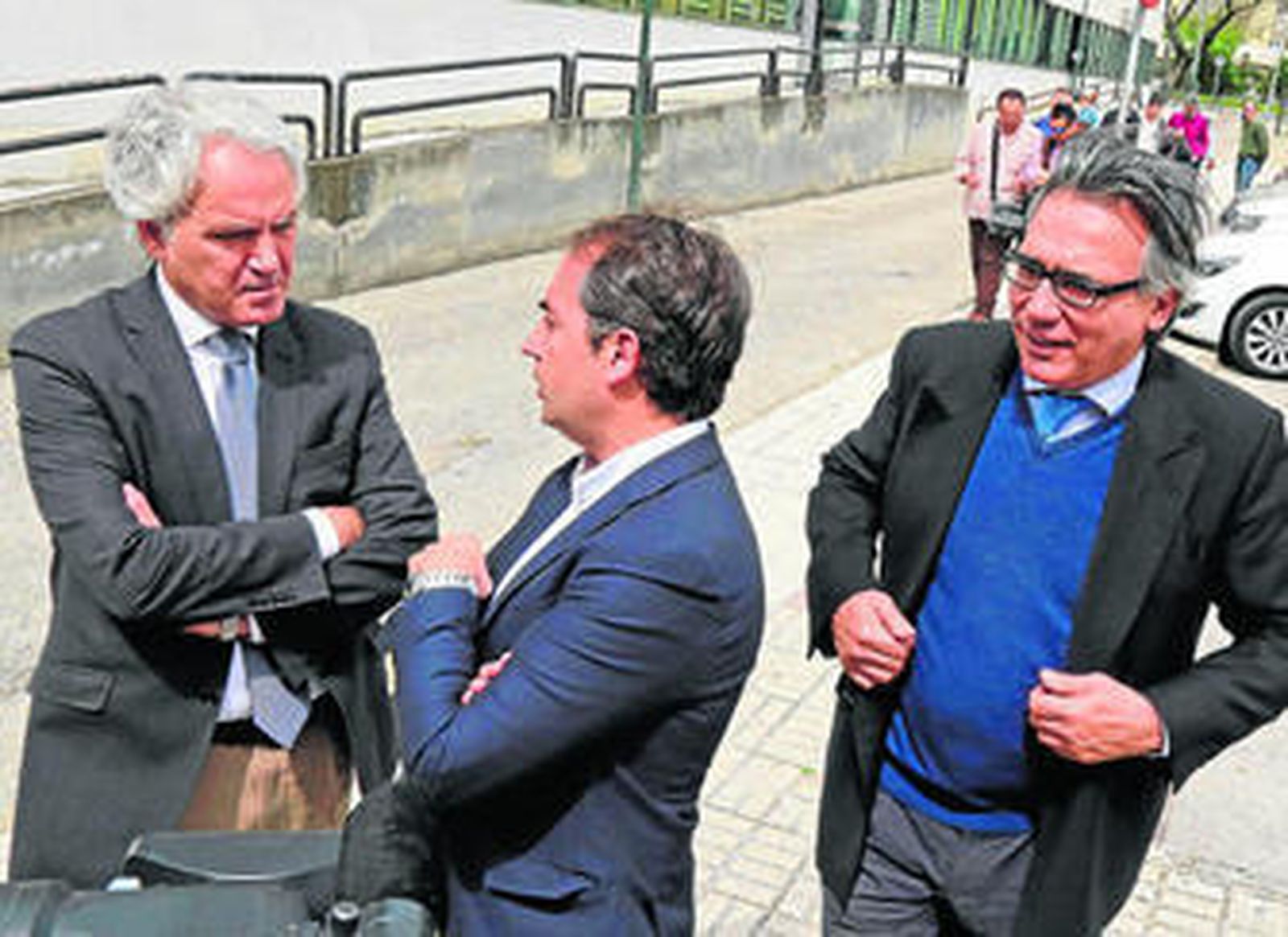 Agustín Muñoz, Antonio Saldaña y Javier Durá, ayer junto a los Juzgados de la avenida García-Figueras.