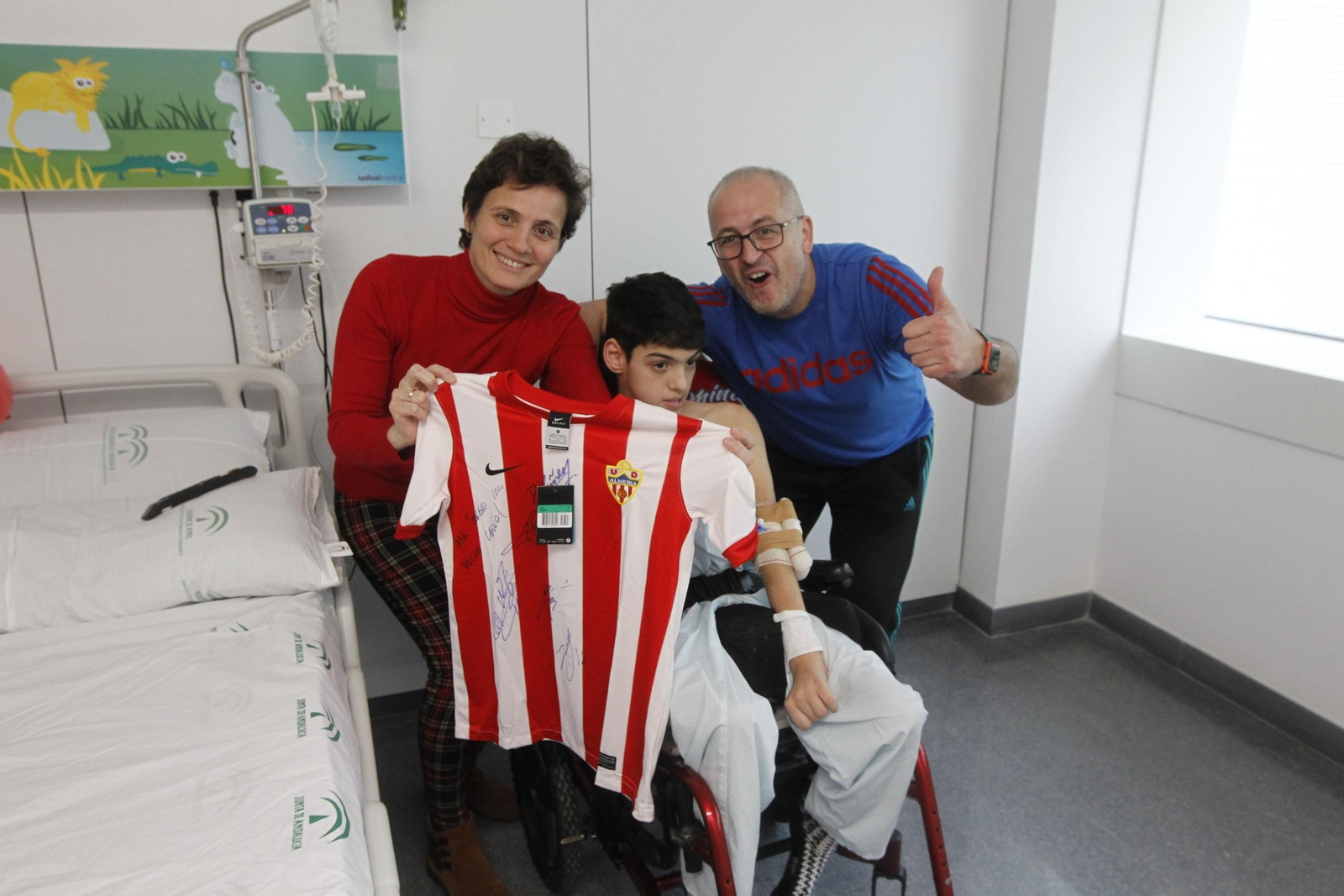 Fotogalería visita jugadores U.D. Almería Hospital Torrecárdenas