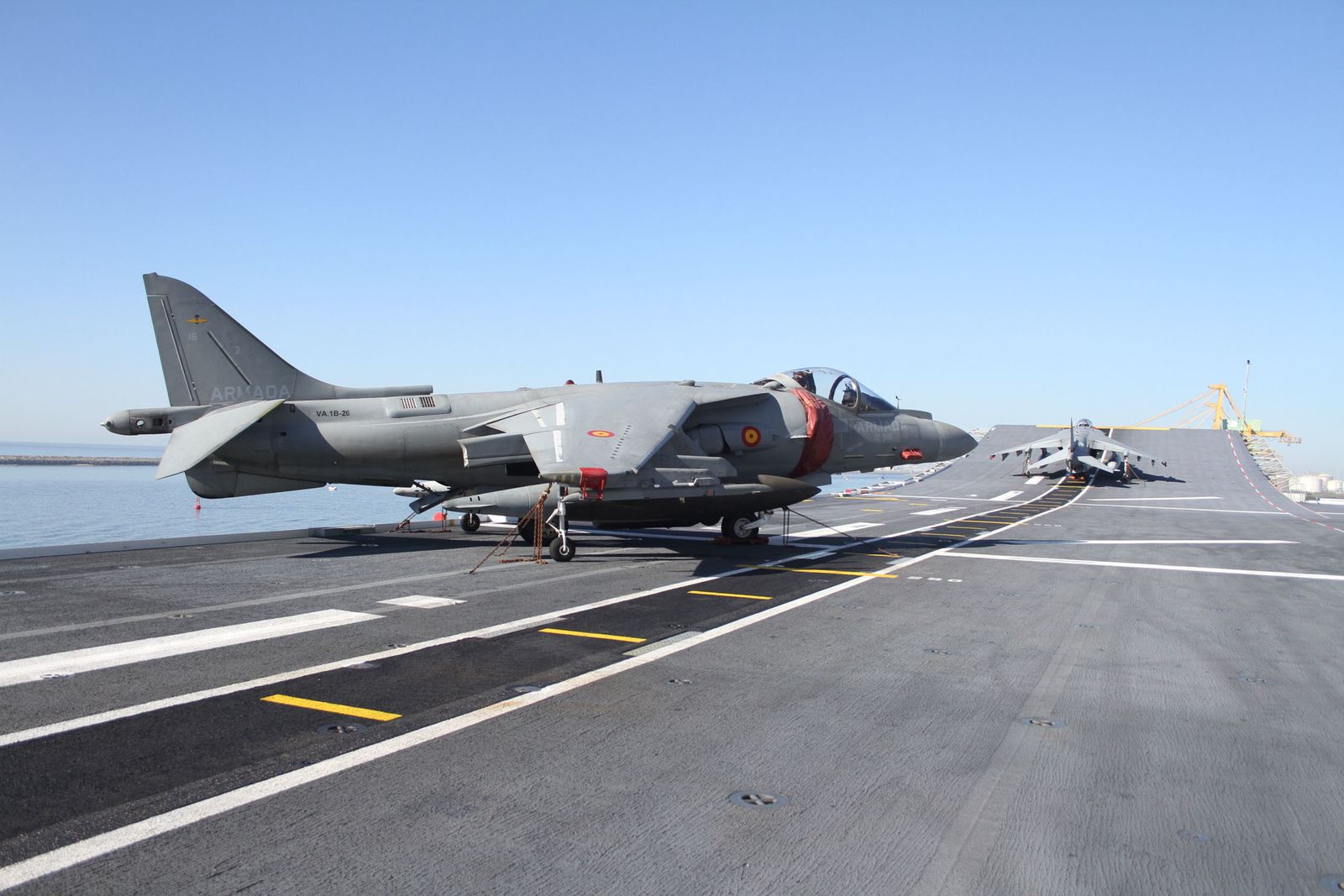 Imágenes de las primeras horas del portaaviones "Juan Carlos I" en el puerto de Huelva, durante su visita este fin de semana