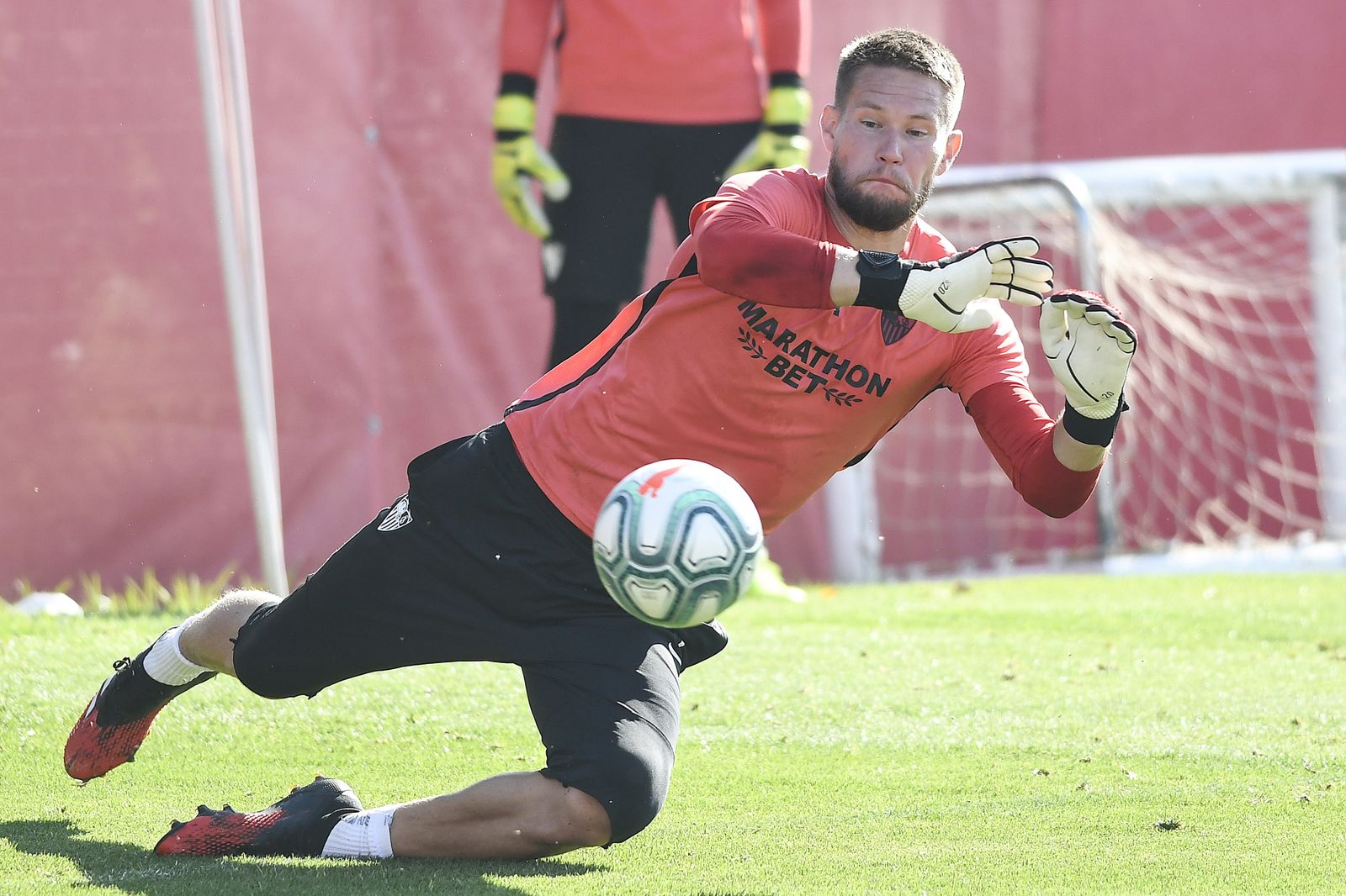 Vaclík detiene un balón en un entrenamiento reciente del Sevilla FC.