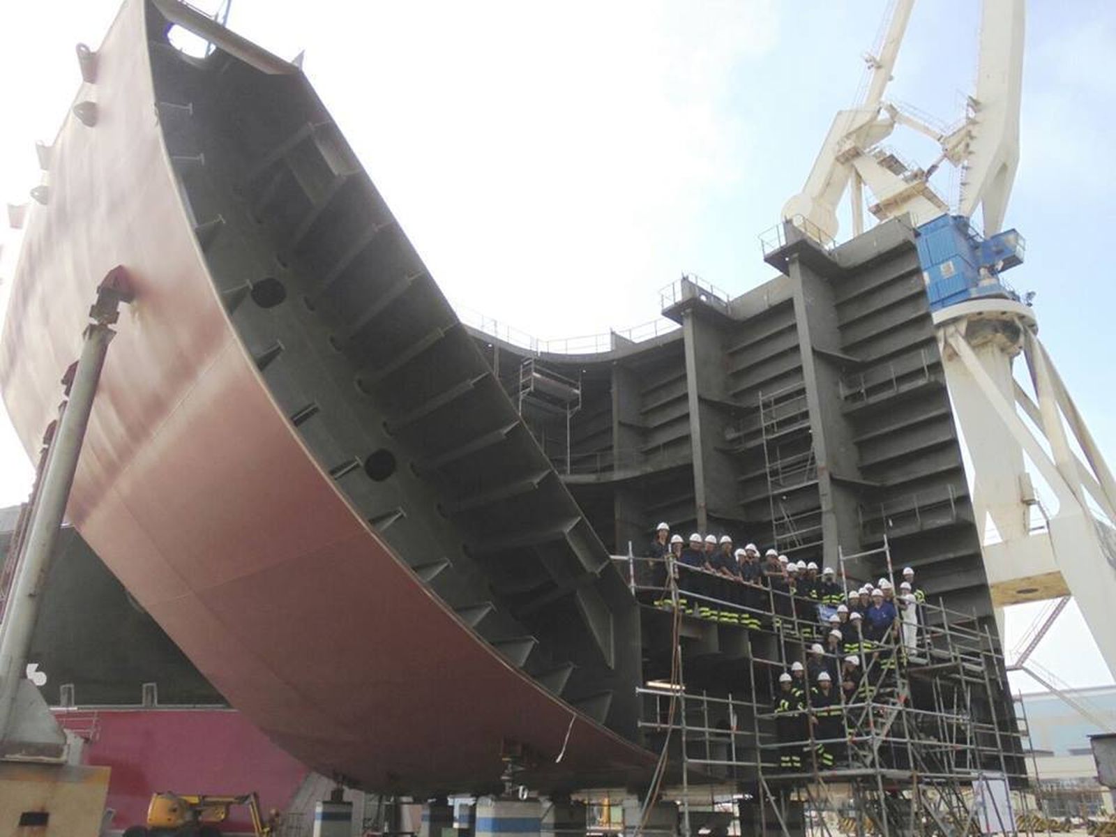 Imagen que simboliza el acto de la puesta de la quilla del segundo petrolero.