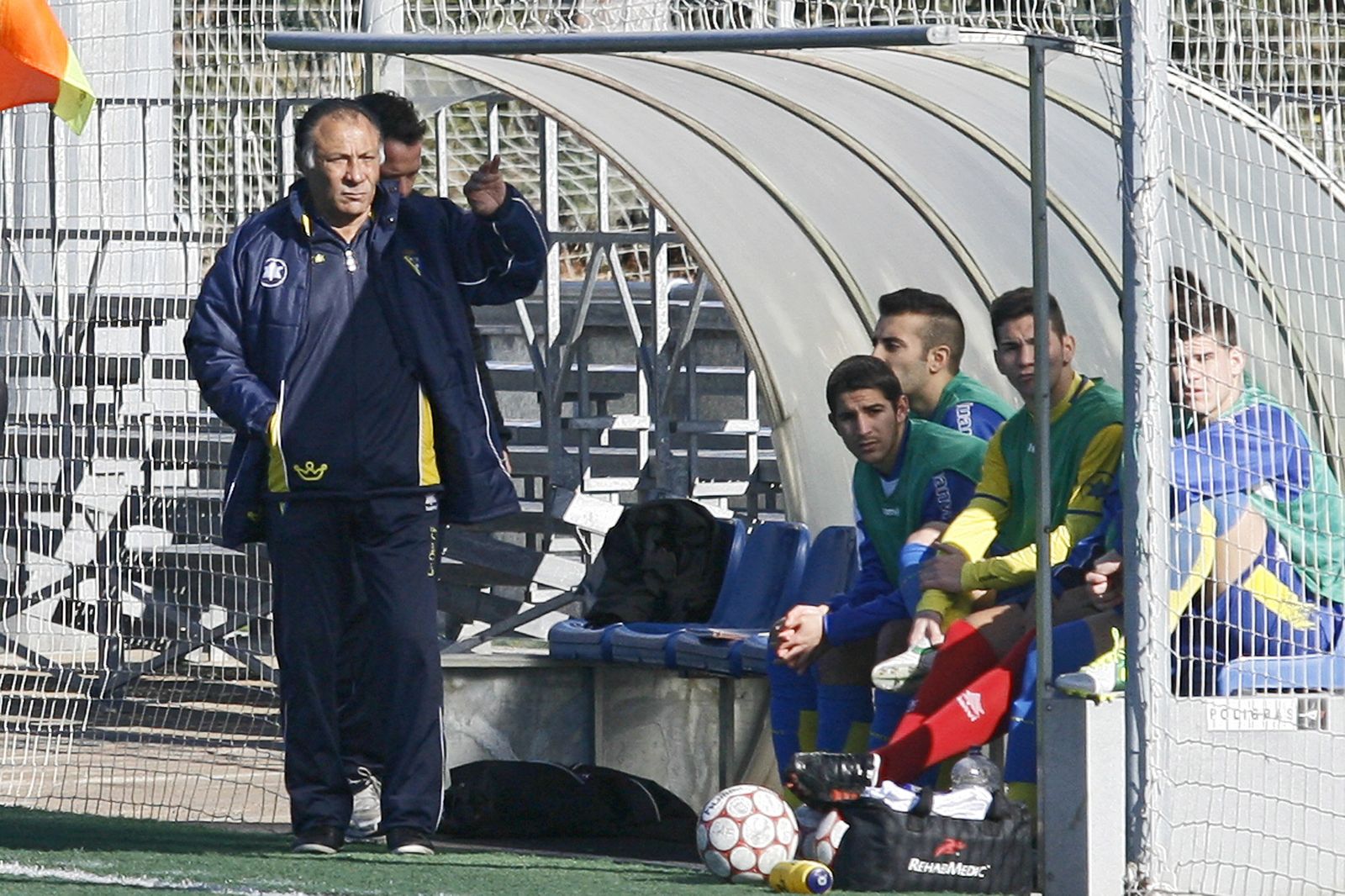 Paco Baena, en uno de los banquillos de El Rosal cuando dirigió por última vez al Balón.