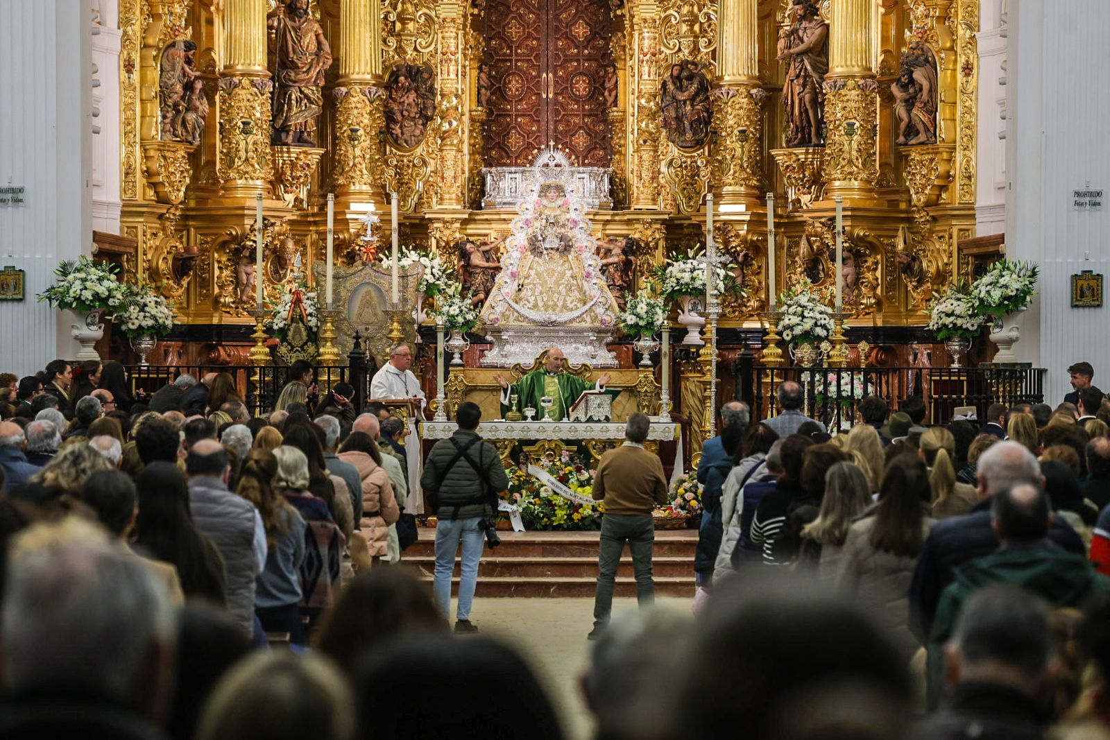 Fotografías de ambiente y del rezo del Rosario por el entorno de la Ermita de la Virgen del Rocío con motivo de la Candelaria