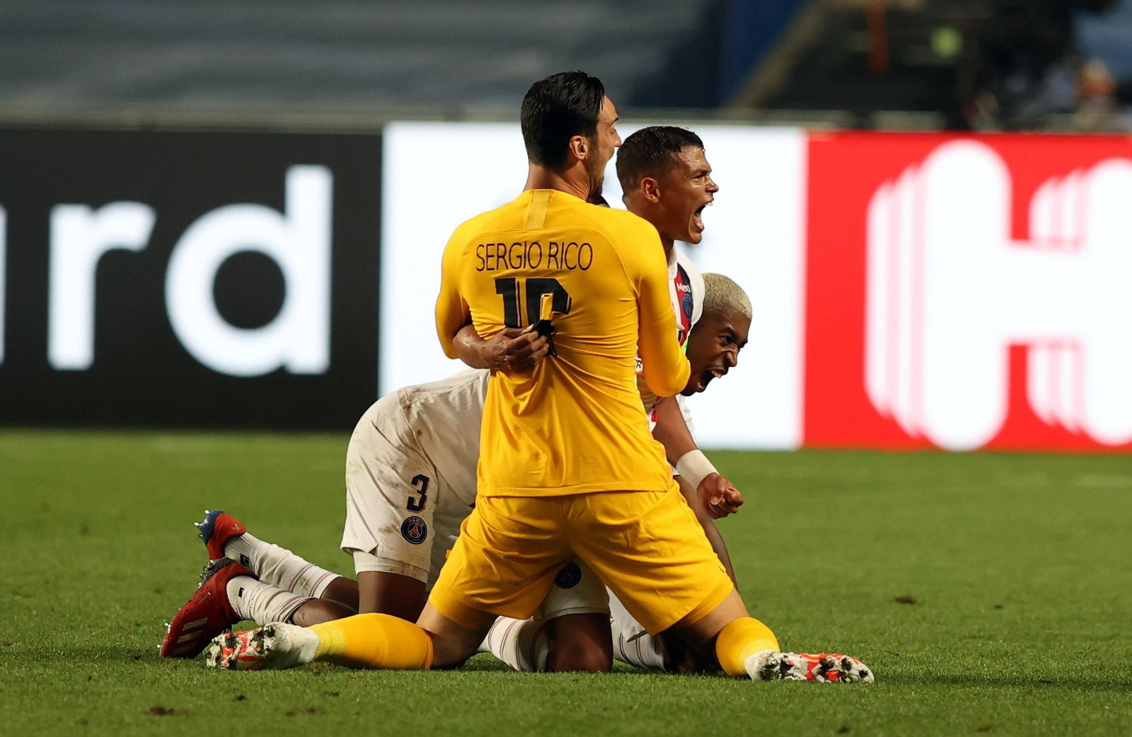 Sergio Rico celebra con Thiago Silva y Kimpembe la remontada ante el Atalanta.