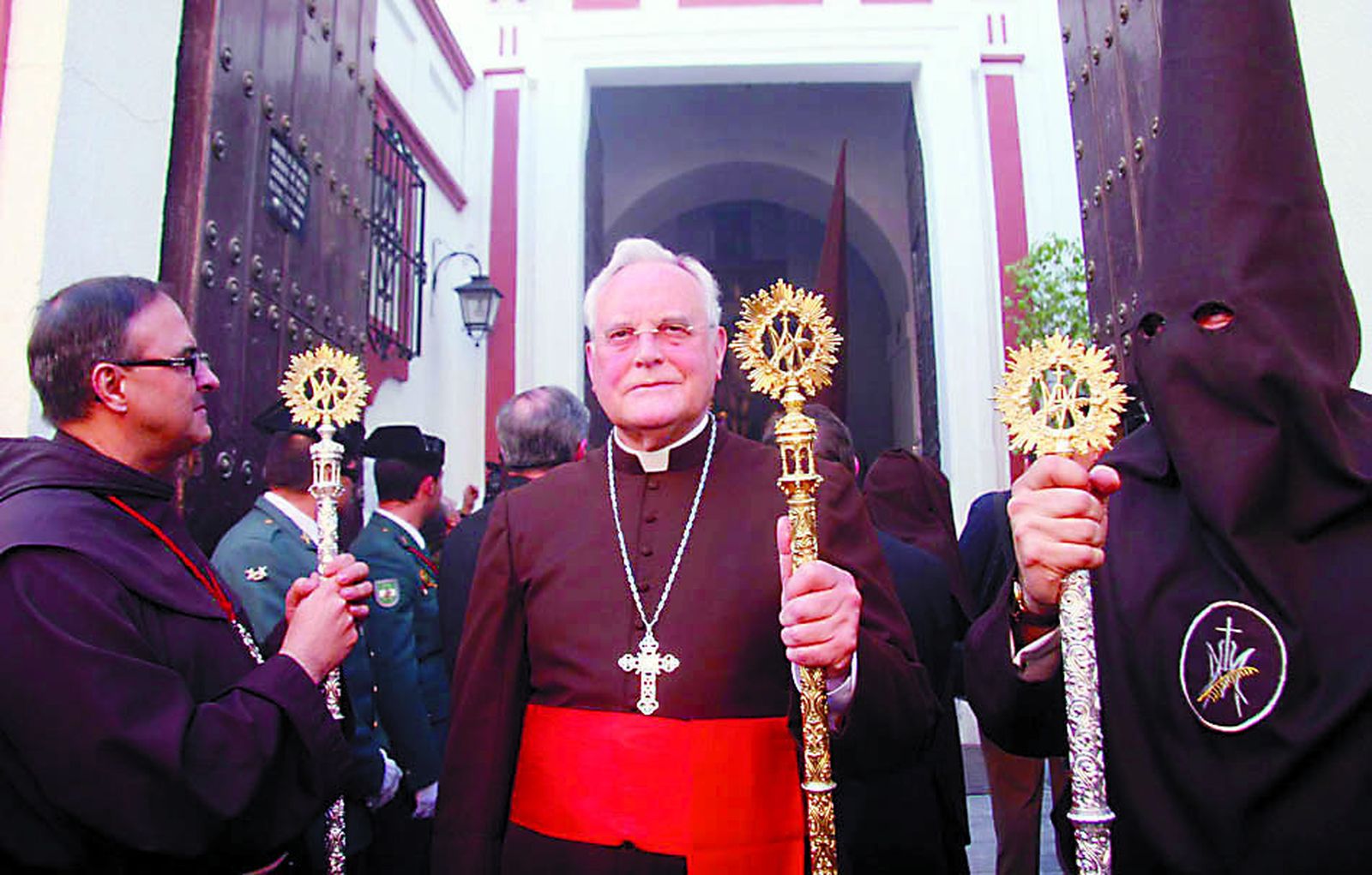 El cardenal Amigo presidiendo la salida del Buen Fin.