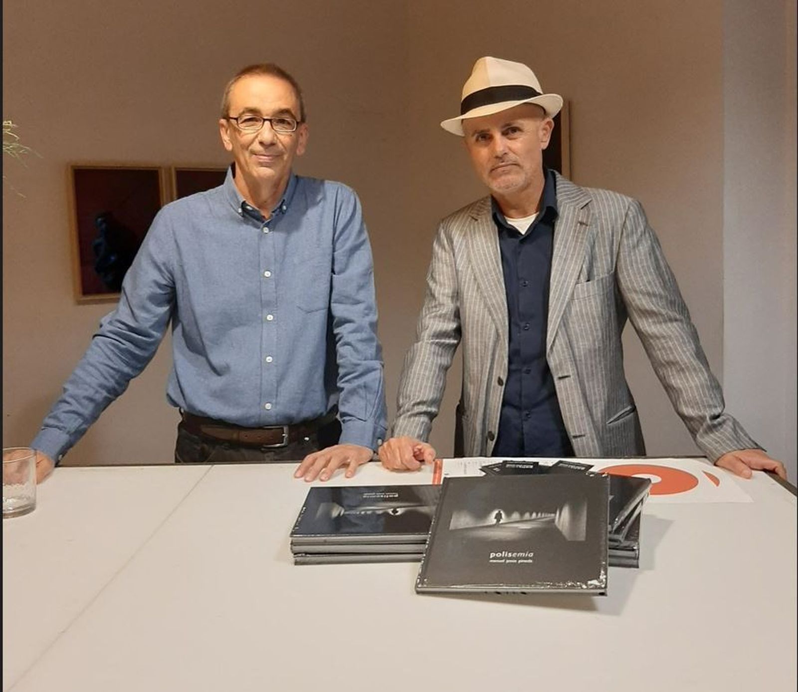 El fotógrafo Manuel Jesús Pineda y el escritor Pepín Mateos, en la presentación de 'Polisemia'.