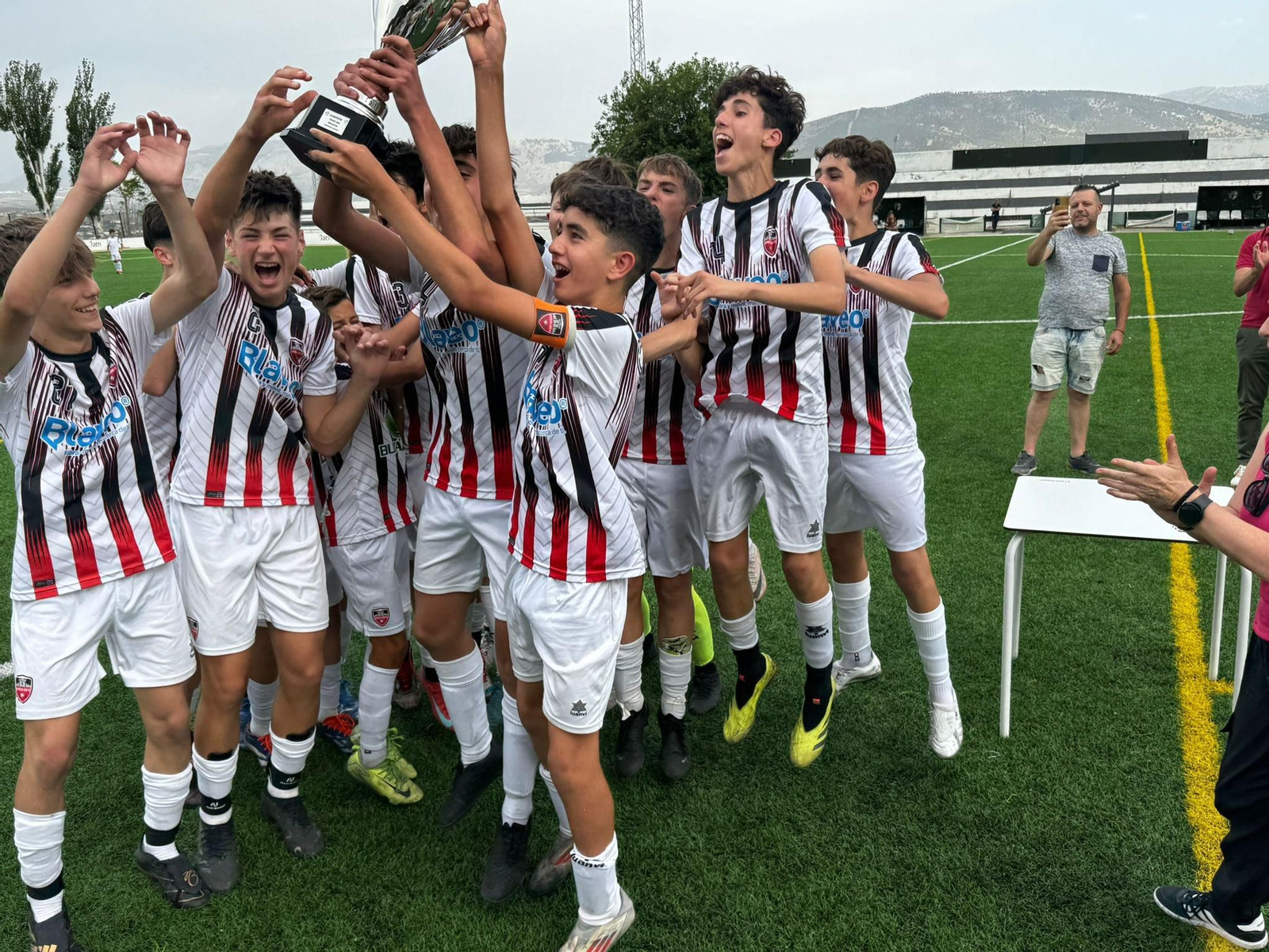 Fiesta del fútbol base en los Trofeos Antoñete y Didi, en imágenes Fiesta del fútbol base en los Trofeos Antoñete y Didí, en imágenes