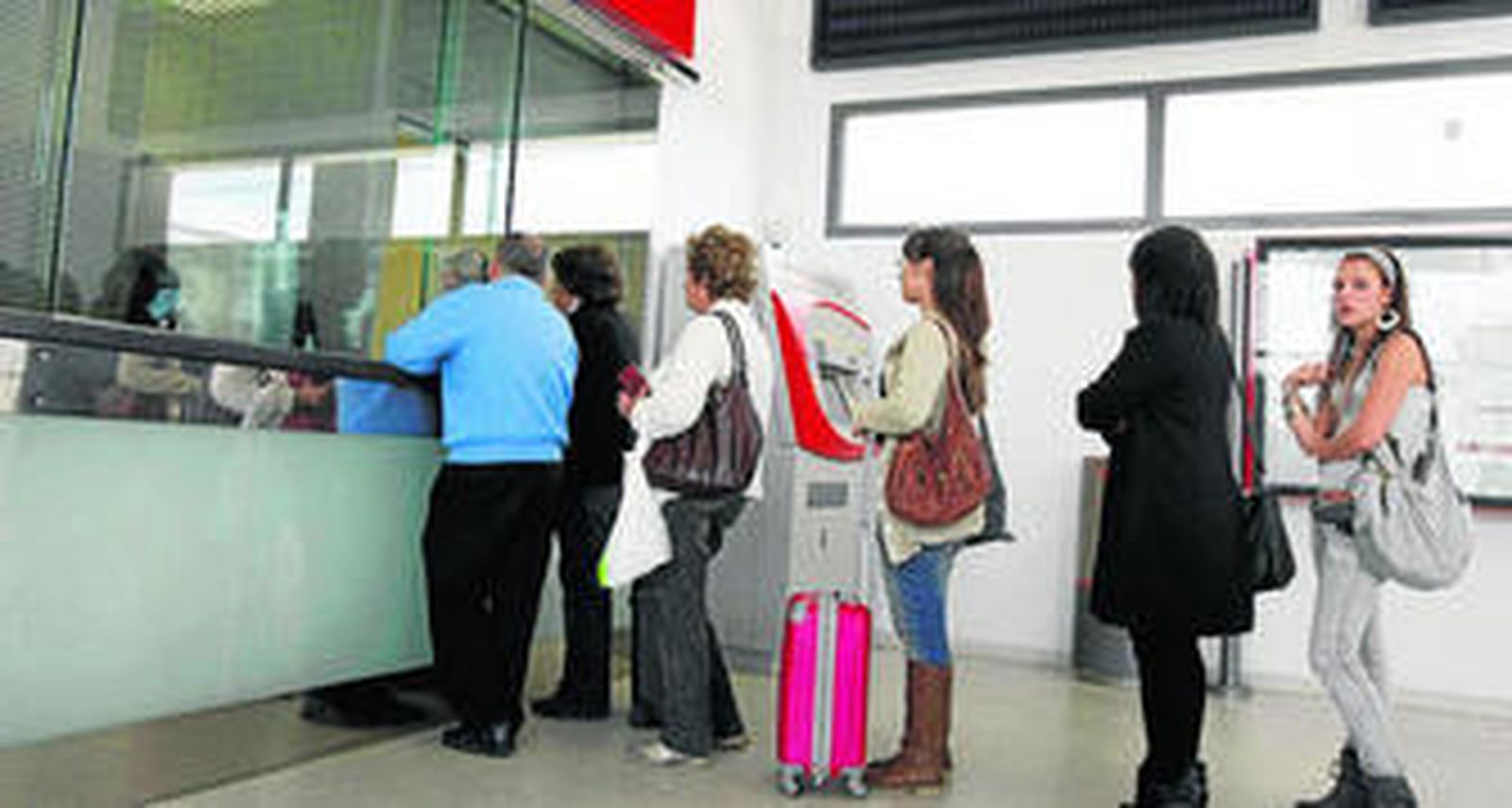 La taquilla de la estación de trenes volvía a abrir ayer con normalidad, tras las protestas de usuarios.