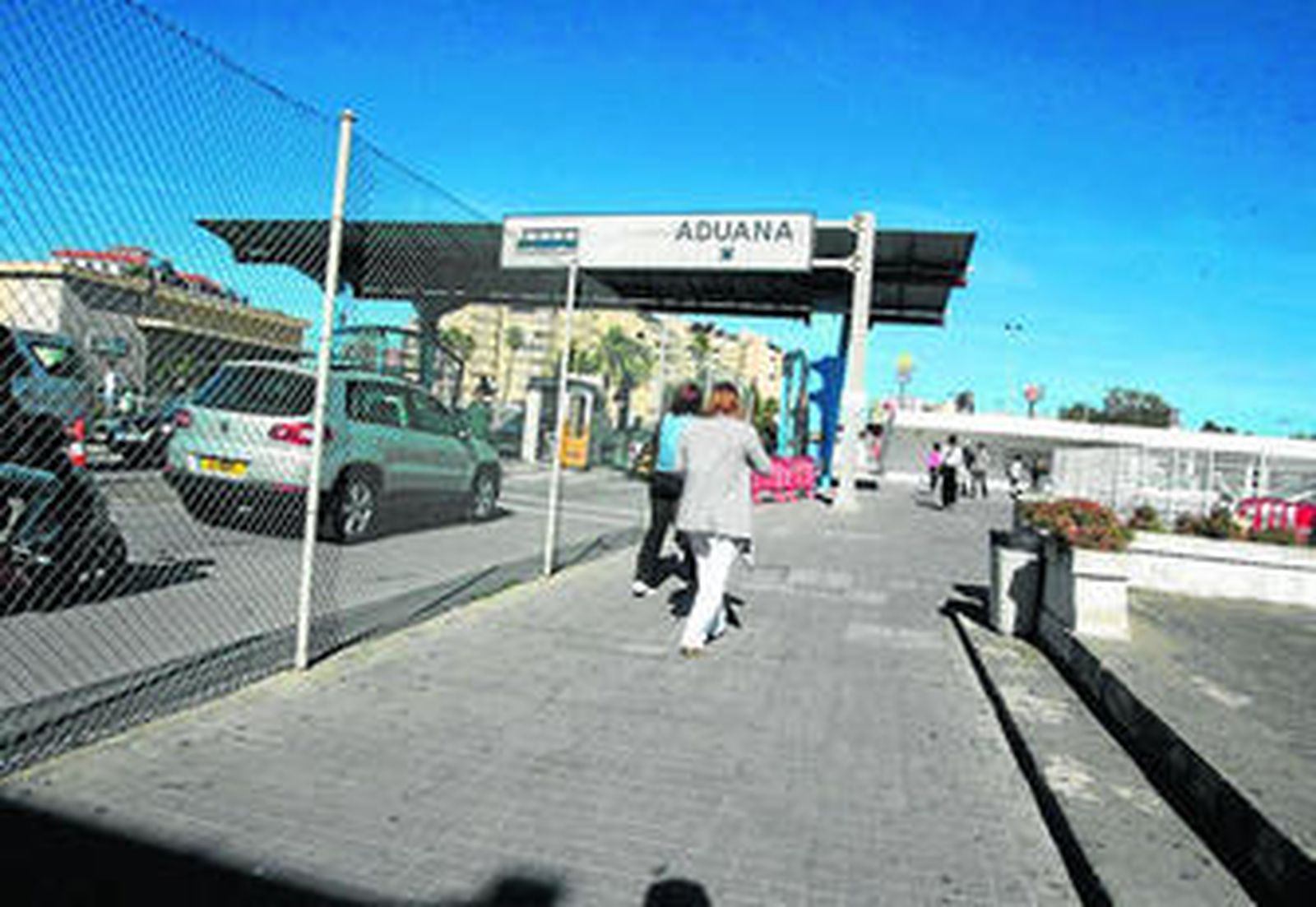 Dos mujeres se dirigen a la Aduana, donde supuestamente tuvieron lugar los hechos denunciados.