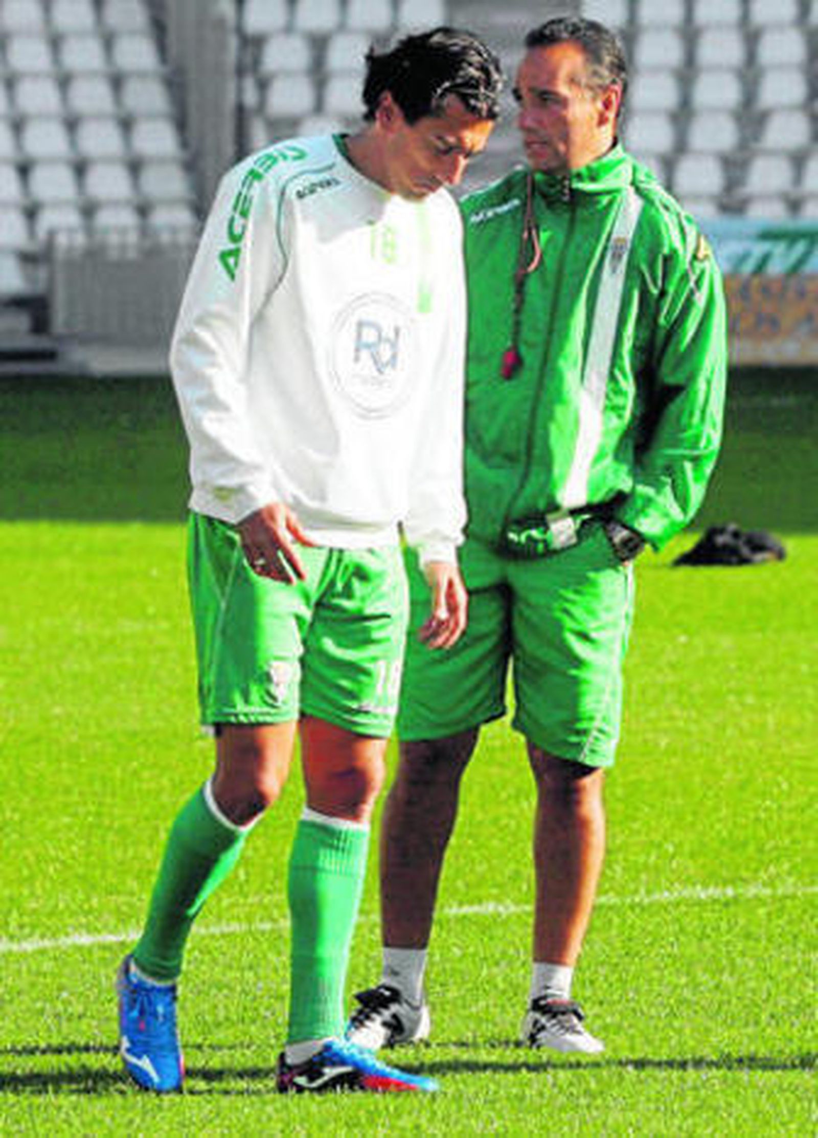 Pedro Ríos abandona el entrenamiento del pasado sábado tras dialogar con José Luis Oltra.