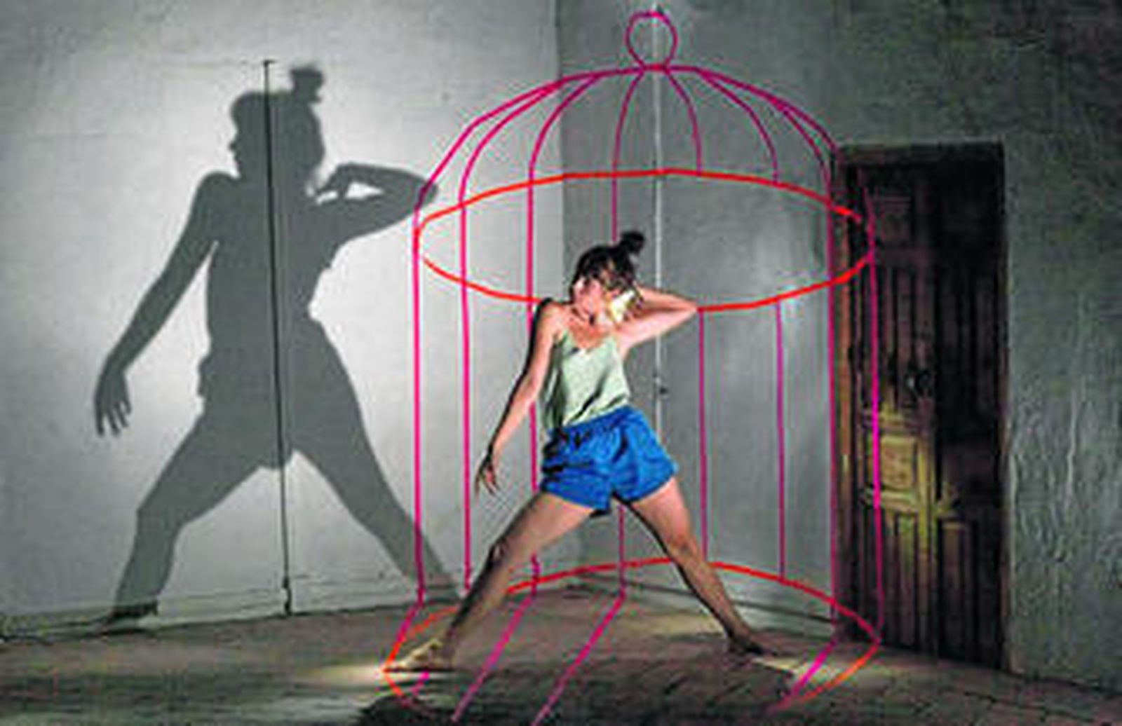 Luces y movimiento. Tres imágenes del ensayo general de la obra 'El vuelo' y retrato de los tres intérpretes de la misma: los bailarines David Benito y Roberto Baldinelli junto a la también coreógrafa y directora Irene Cantero.