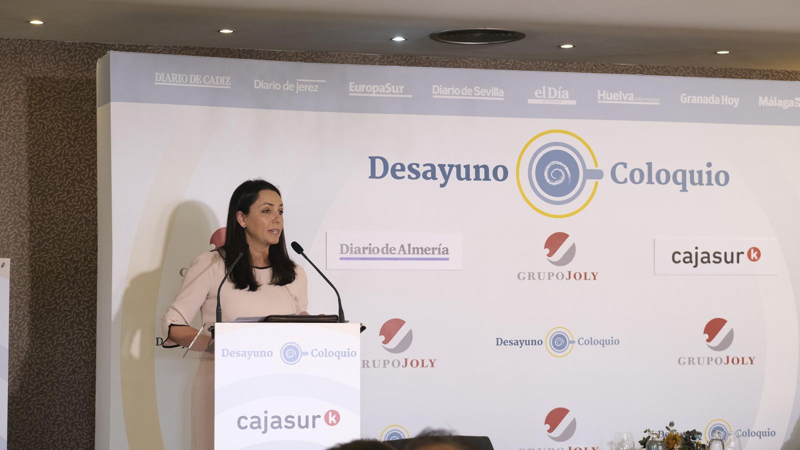 Gema Natoil dirige unas palabras a los asistentes al desayuno coloquio.