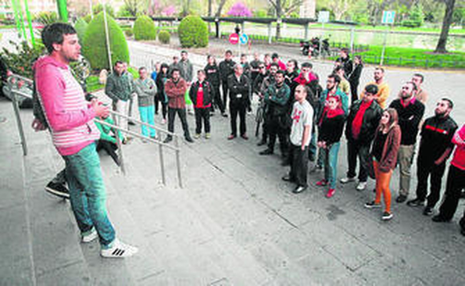 Un momento de la concentración en la Subdelegación del Gobierno.