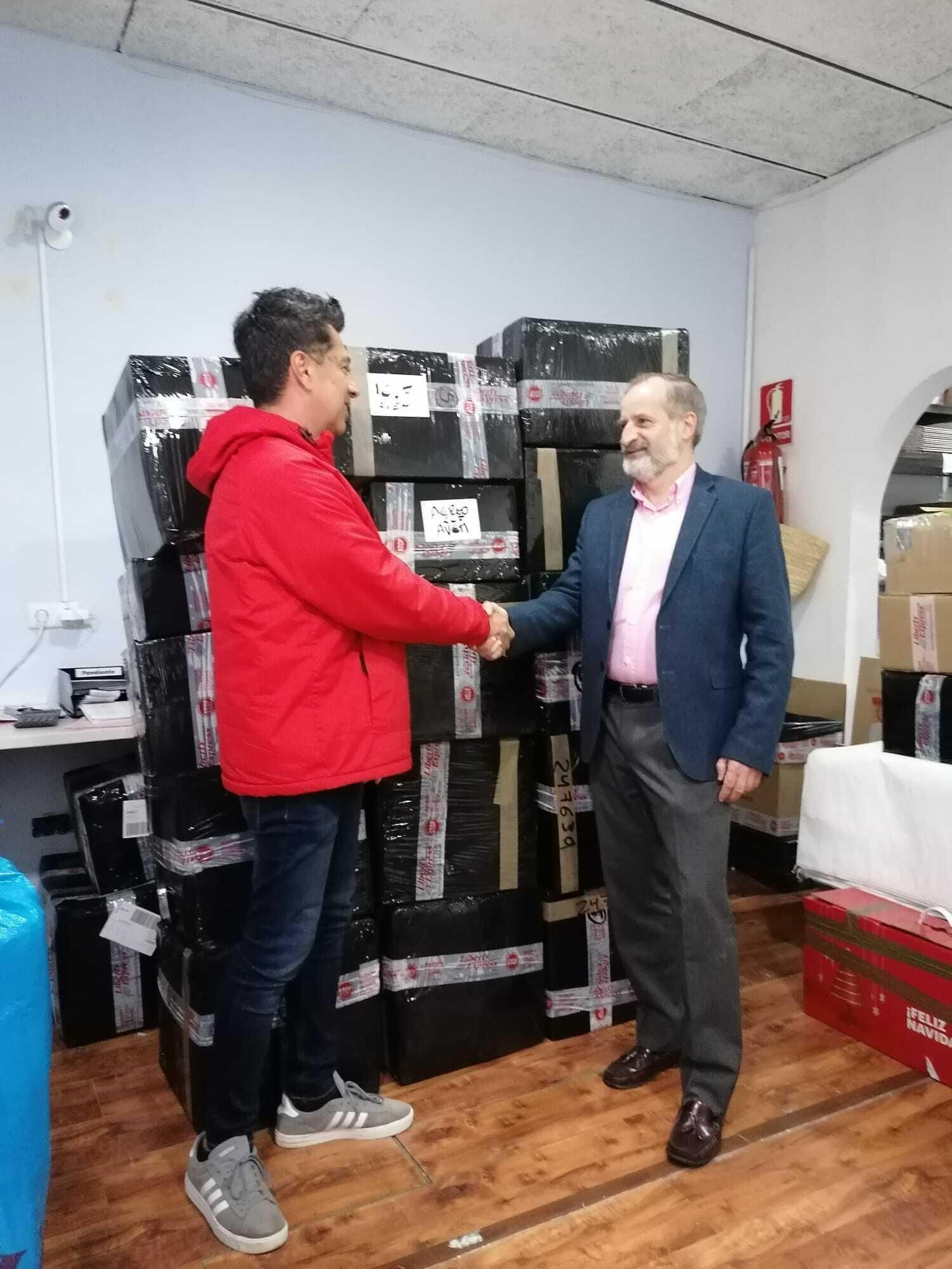 Gonzalo Sichar, delegado de HAC en Málaga, y Javier Durán, presidente de AVEM, junto al cargamento de medicinas con destino Venezuela