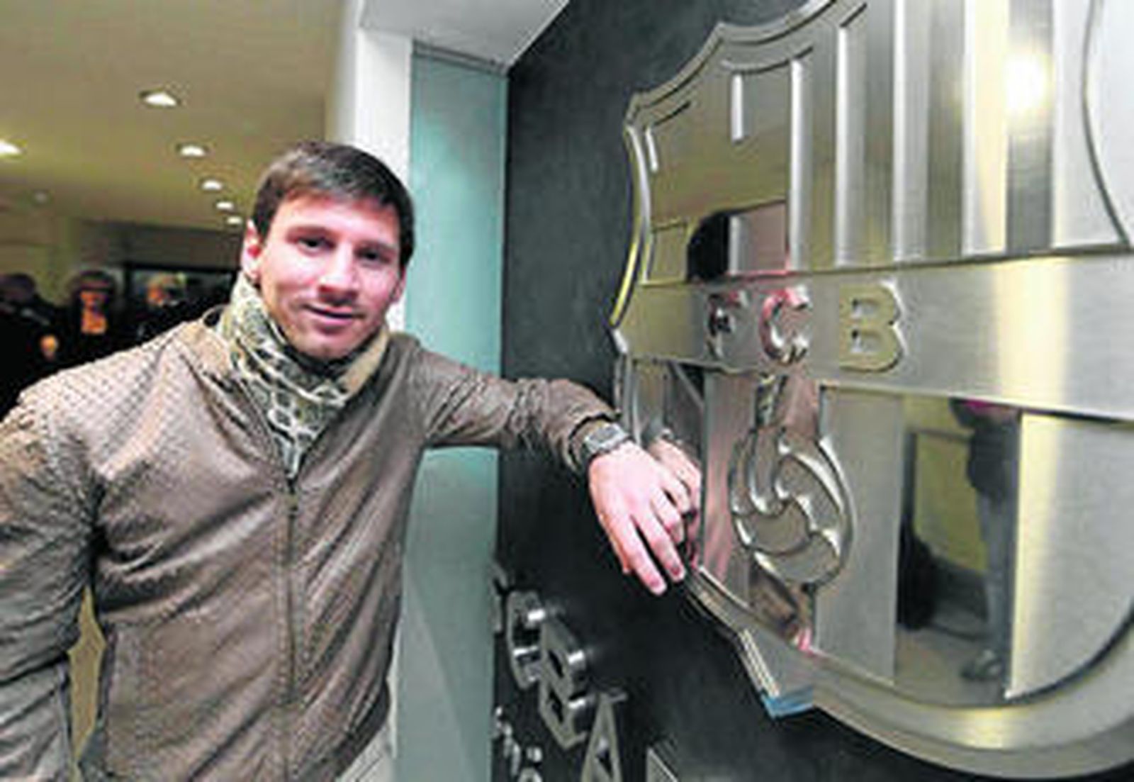 Lionel Messi posa en las oficinas del Fútbol Club Barcelona.