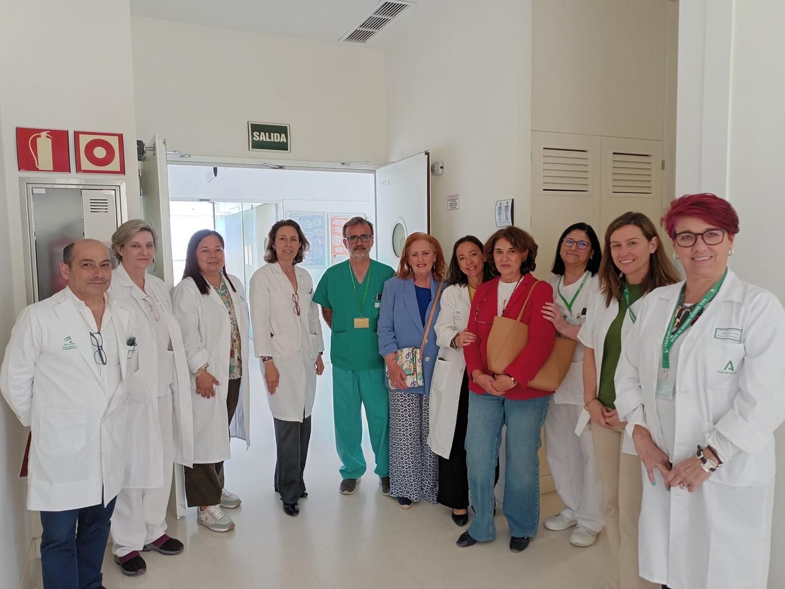 Miembros de las asociaciones de pacientes de enfermedades de Crohn y colitis ulcerosas (ACCU) con personal del Hospital de Jerez