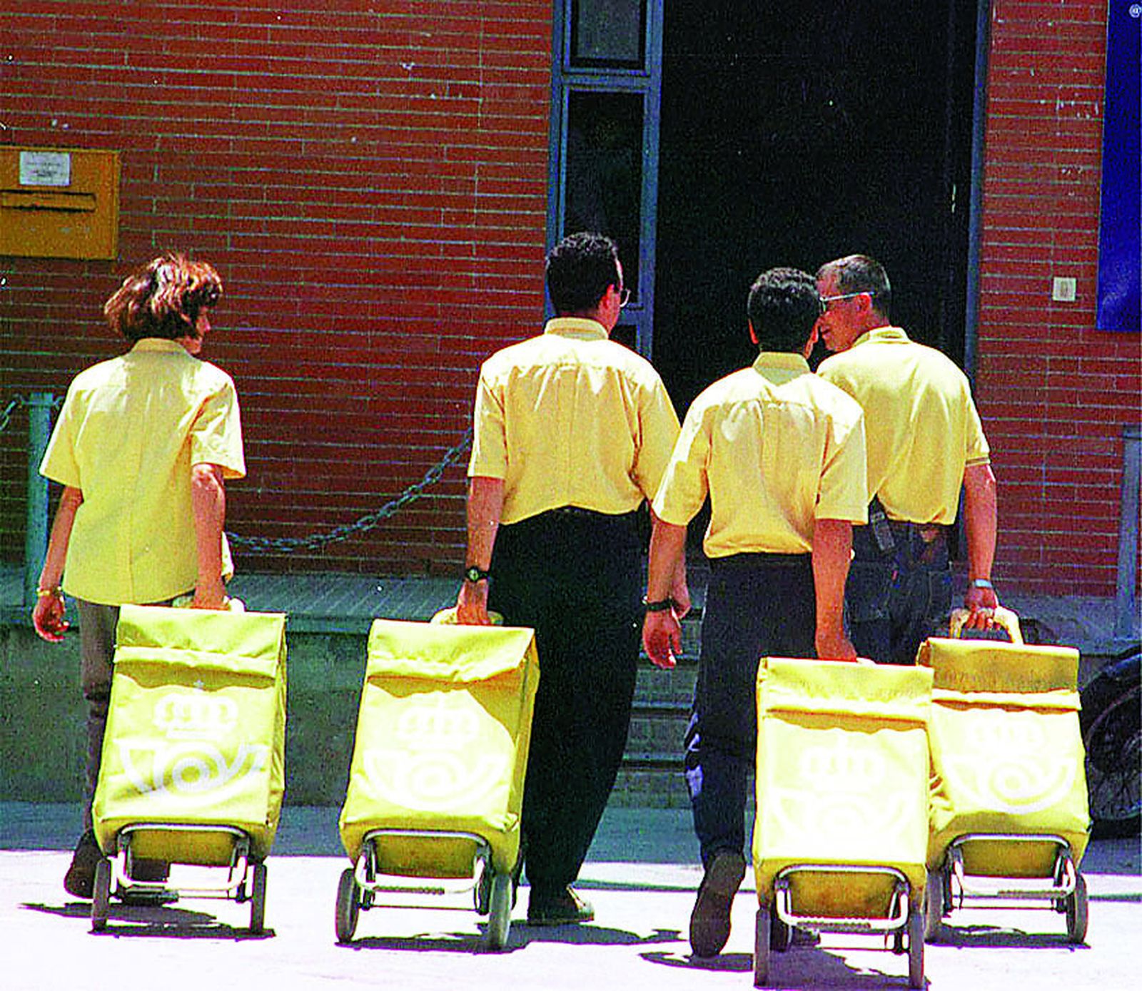 Los recortes están dejando a muchas localidades con menos carteros que nunca.