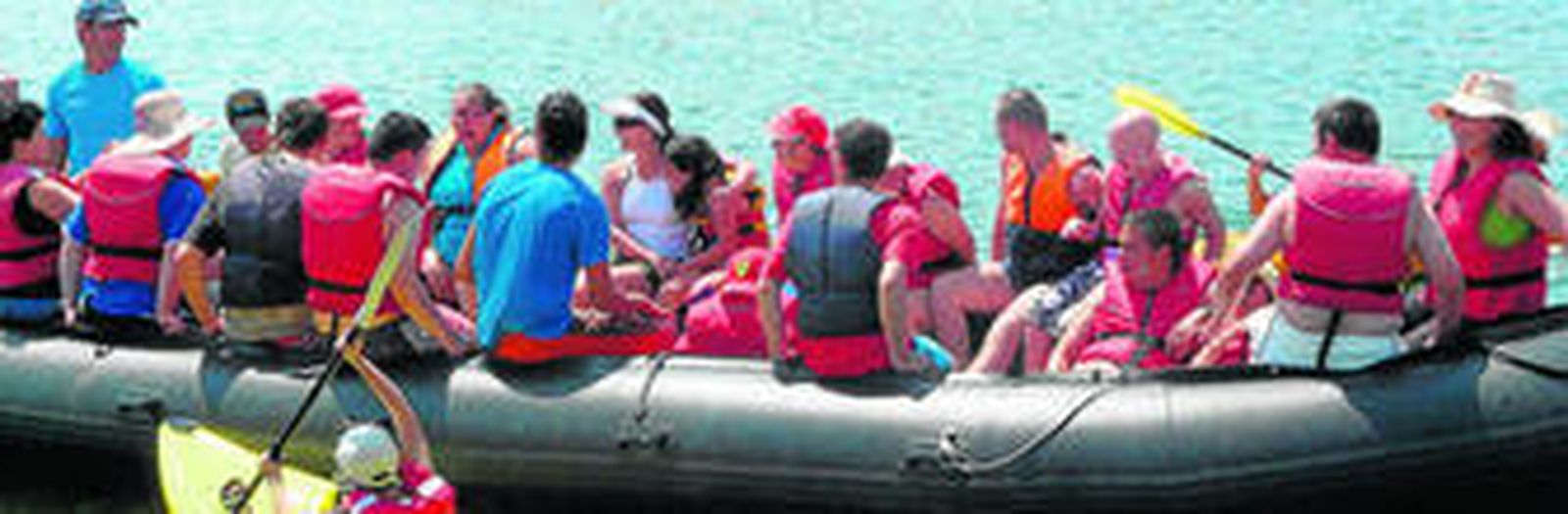 Deporte adaptado sobre el Lago Victoria de Almerimar