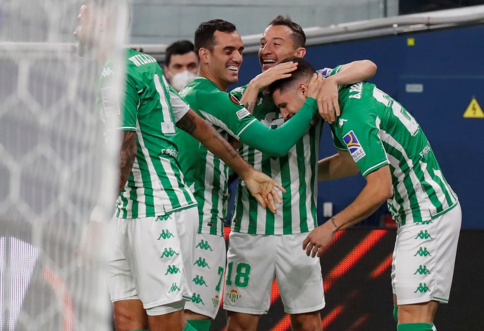 Los jugadores del Betis celebran el primer gol del partido de Guido Rodríguez.
