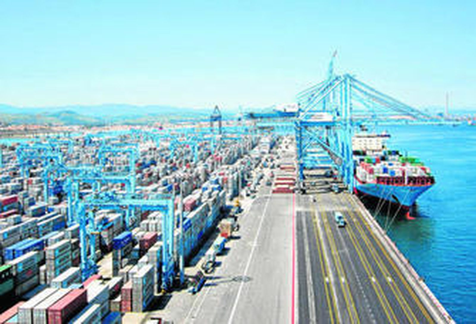 Un buque atracado en el muelle Juan Carlos I Este, en el puerto Bahía de Algeciras.
