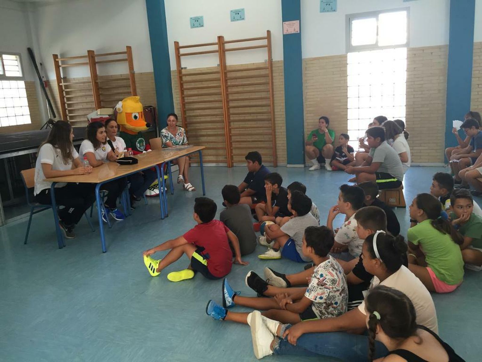 Fotogalería de la visita de las 'Guerreras' a colegios de la provincia