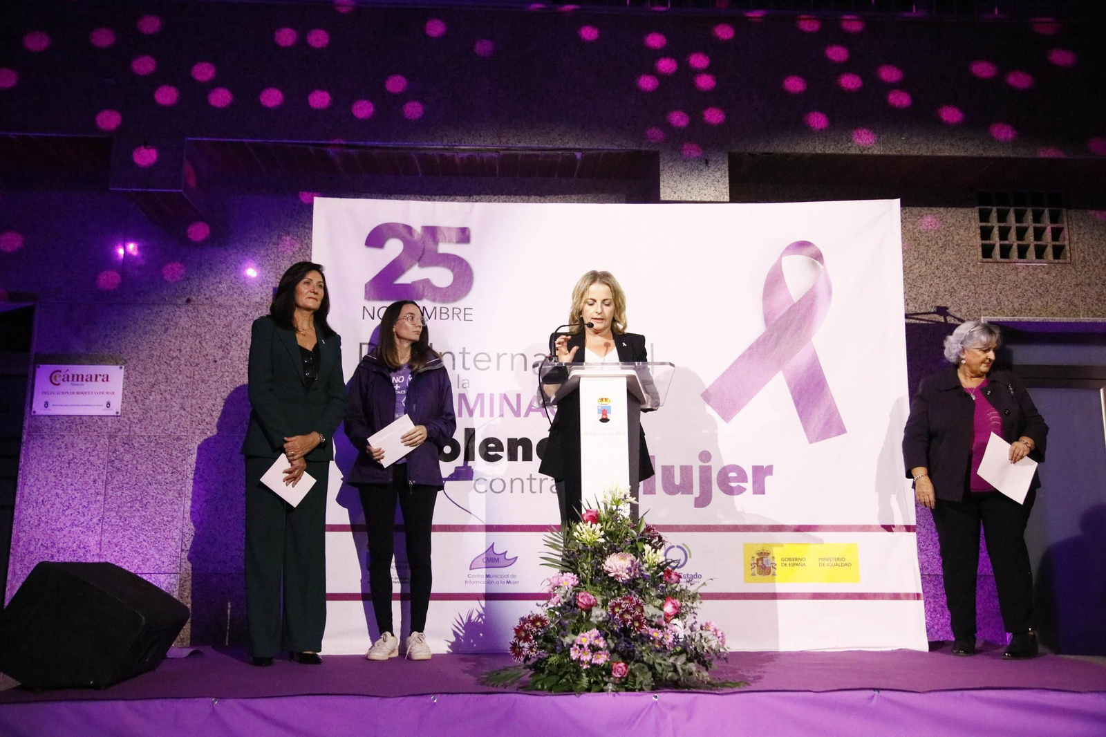 Manifestación por el 25 N en Roquetas de Mar