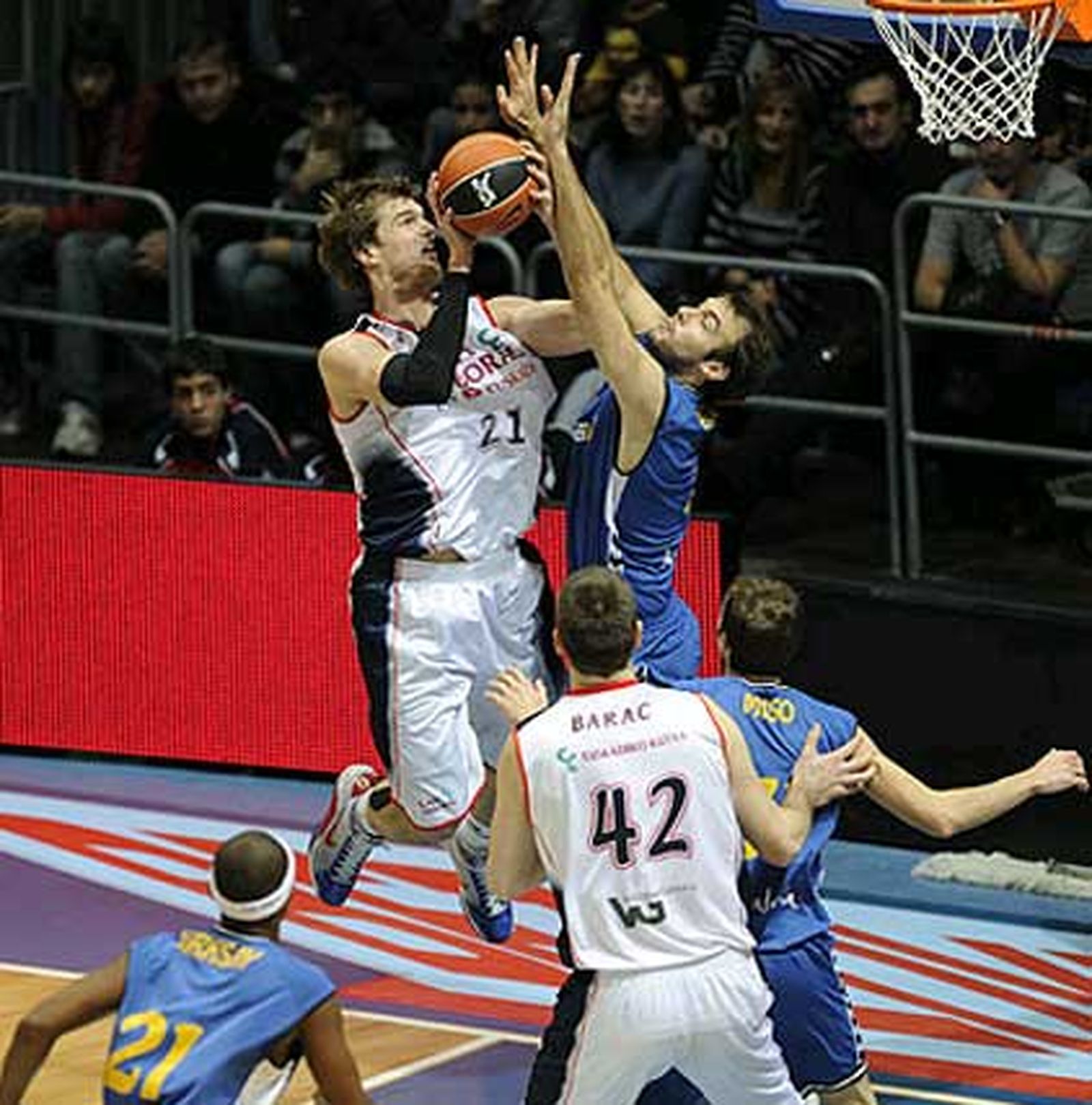 Tiago Splitter intenta lanzar mientras que el jugador del Cajasol trata de evitarlo.

Foto: ACB Photo / L. González