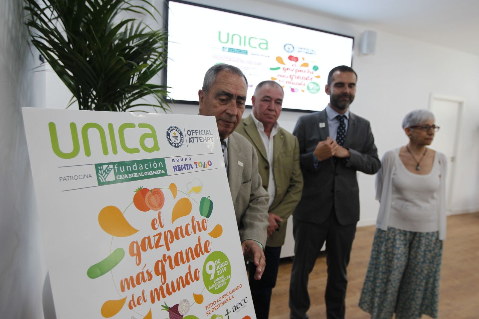 El reto solidario fue presentado de manera oficial en la sede de Almería 2019, con los representantes de Aecc, Unica, el alcalde y Anda.