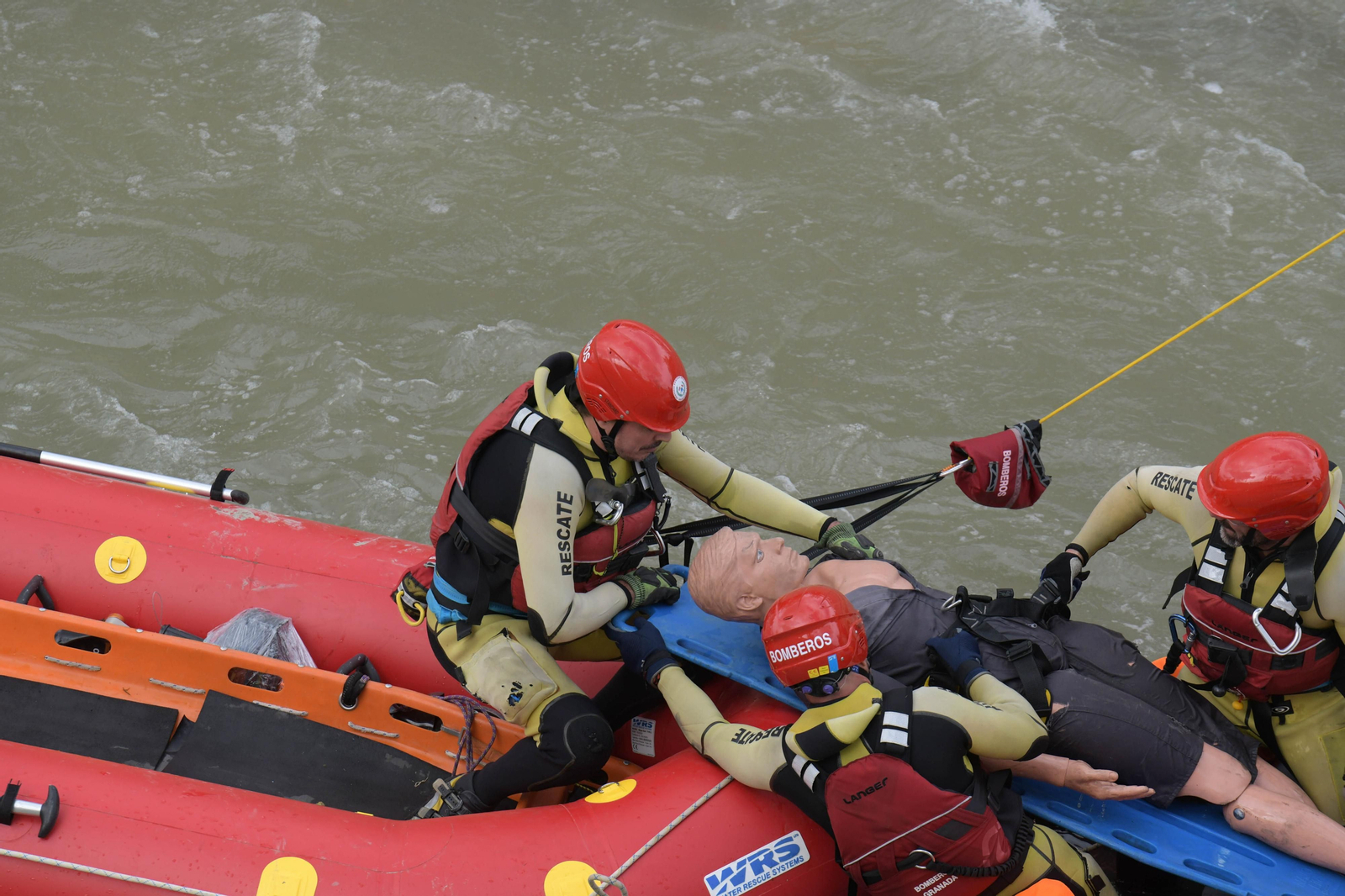 Fotos: Las mejores imágenes del simulacro de rescate de un coche accidentado en el río Genil de Granada