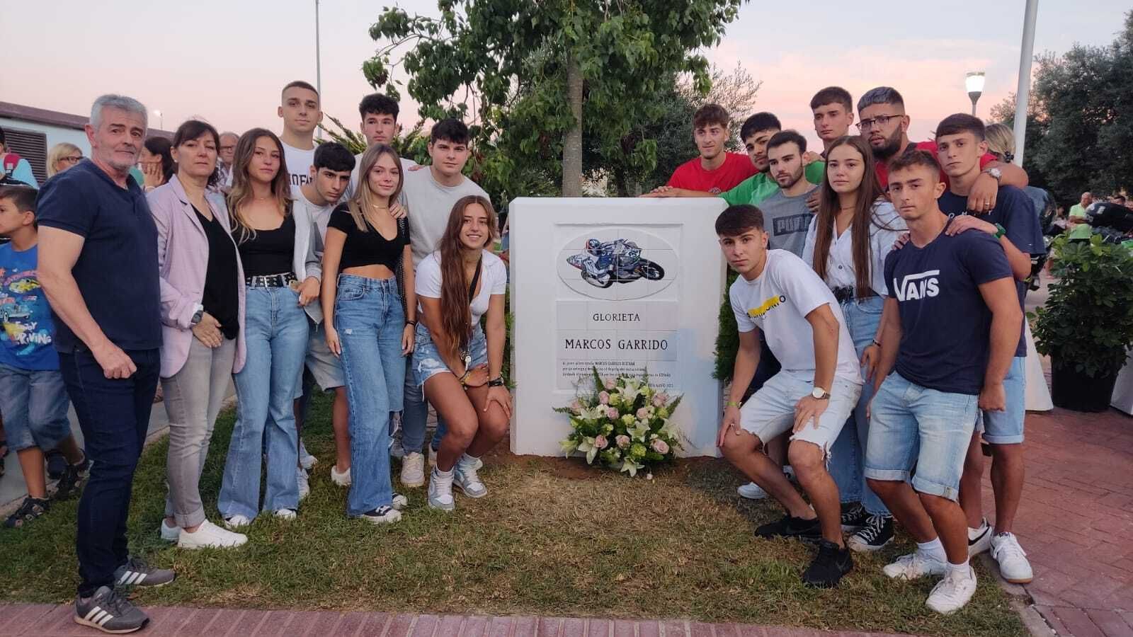 Un momento del acto municipal de rotulación de la glorieta con el nombre del joven piloto roteño Marcos Garrido.