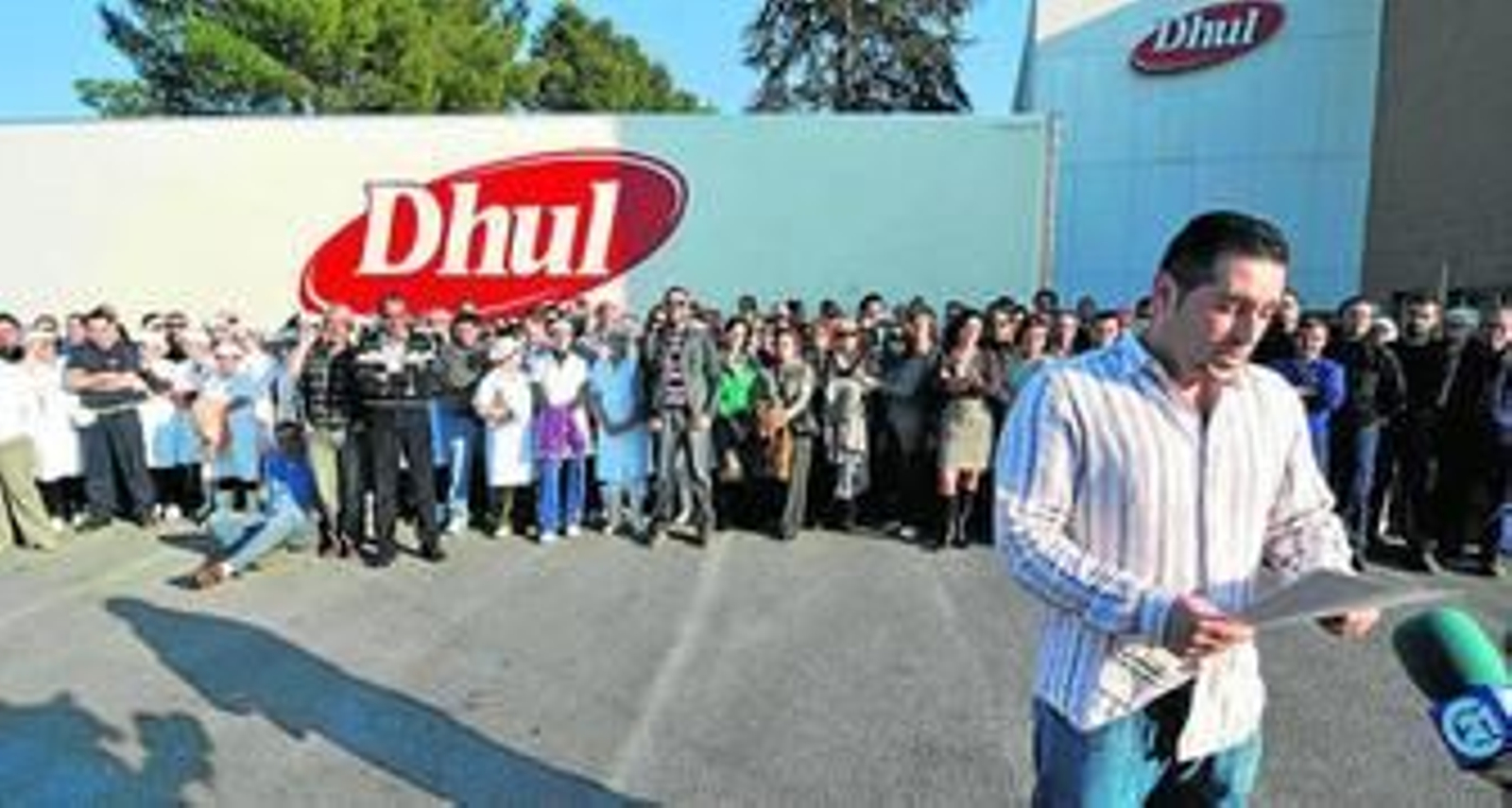 Uno de los trabajadores lee el comunicado de los empleados de la empresa.