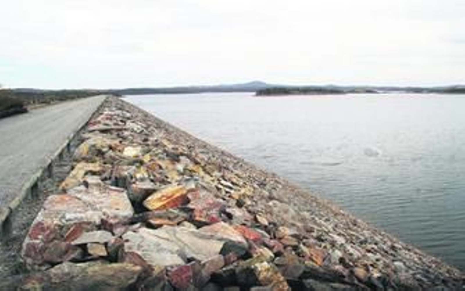 Presa del Andévalo, repleta de agua, en una imagen tomada ayer.