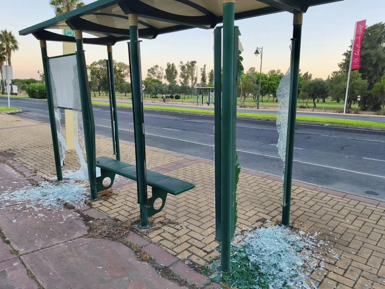 Una de las marquesina de autobús tras los ataques vandálicos.