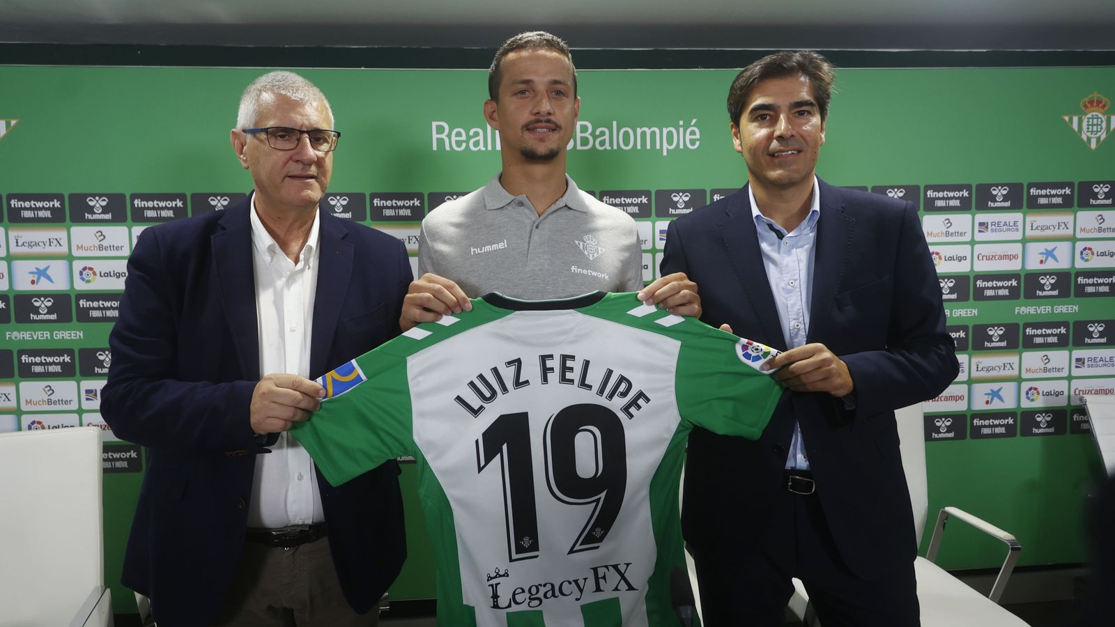 Luiz Felipe, uno de los fichajes del Betis este verano, posa durante su presentación junto a Antonio Cordón, director deportivo, y el presidente Ángel Haro.