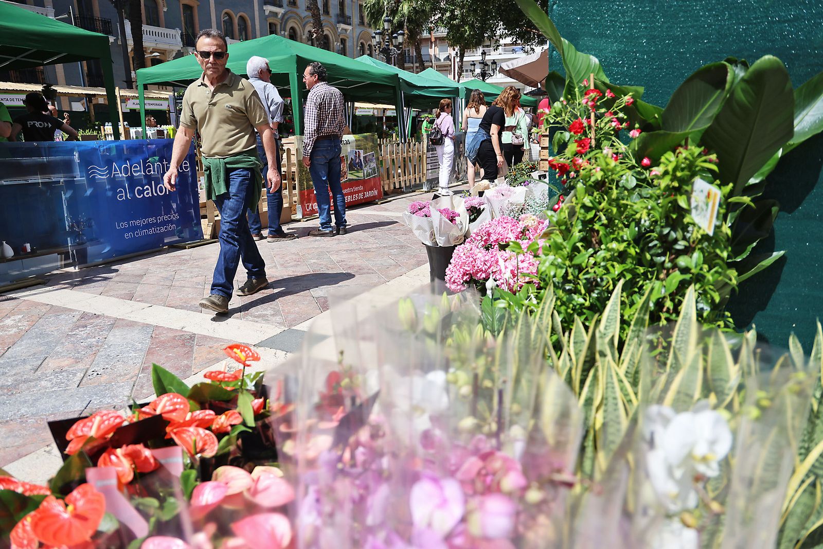 Imágenes del mercado floral ubicado en la Plaza de las Monjas de Huelva