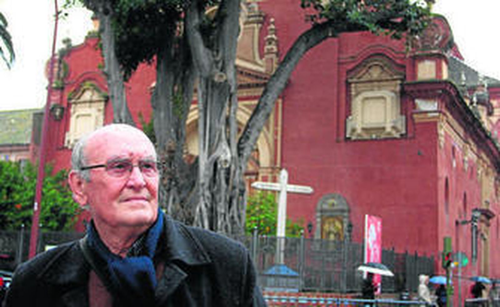 Manuel Ruesga Bono, en su Triana natal, con el templo de San Jacinto al fondo.