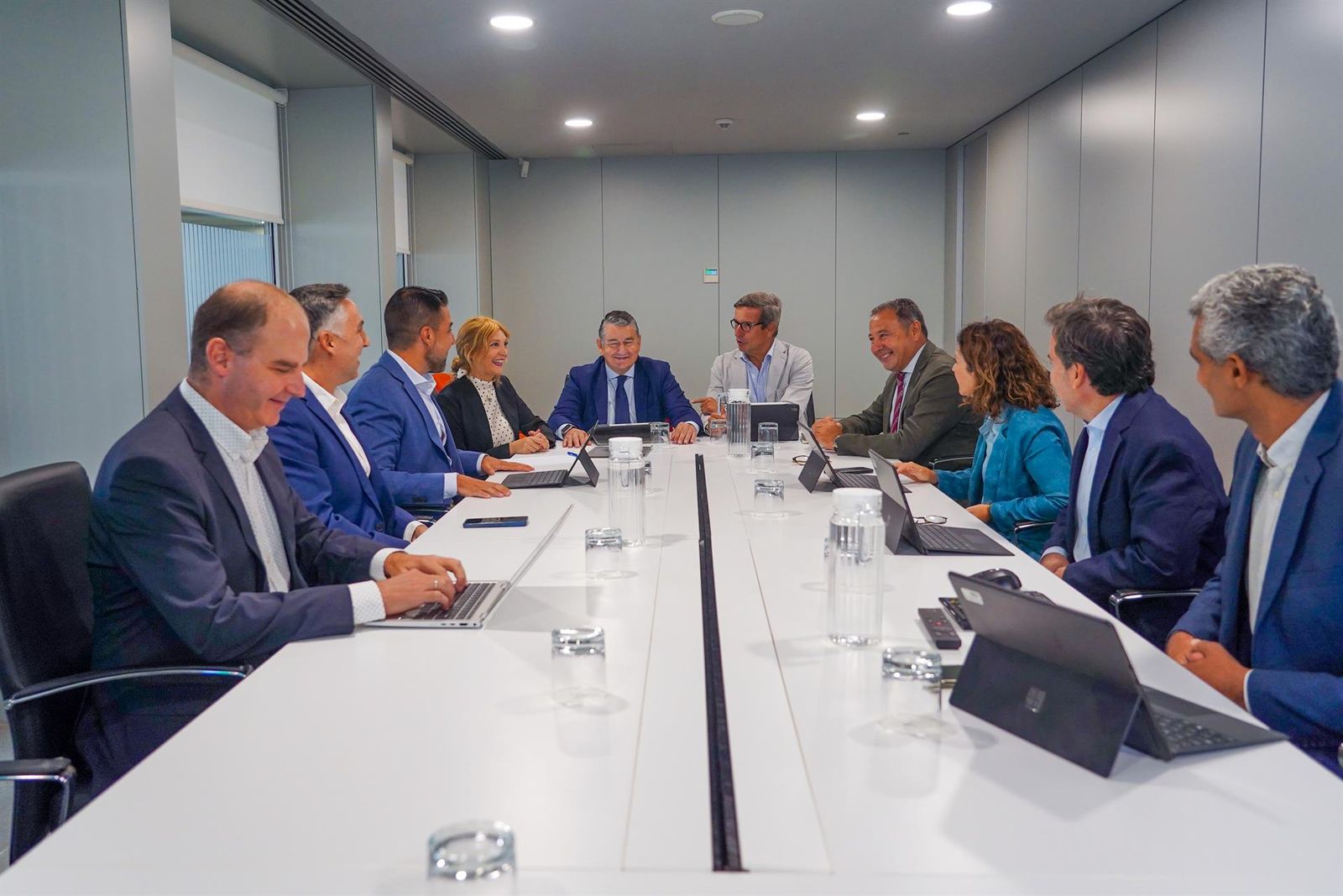 Los consejeros Antonio Sanz y Jorge Paradela, en una imagen de archivo de una visita a la sede de la Unidad Aceleradora de Proyectos (UAP).