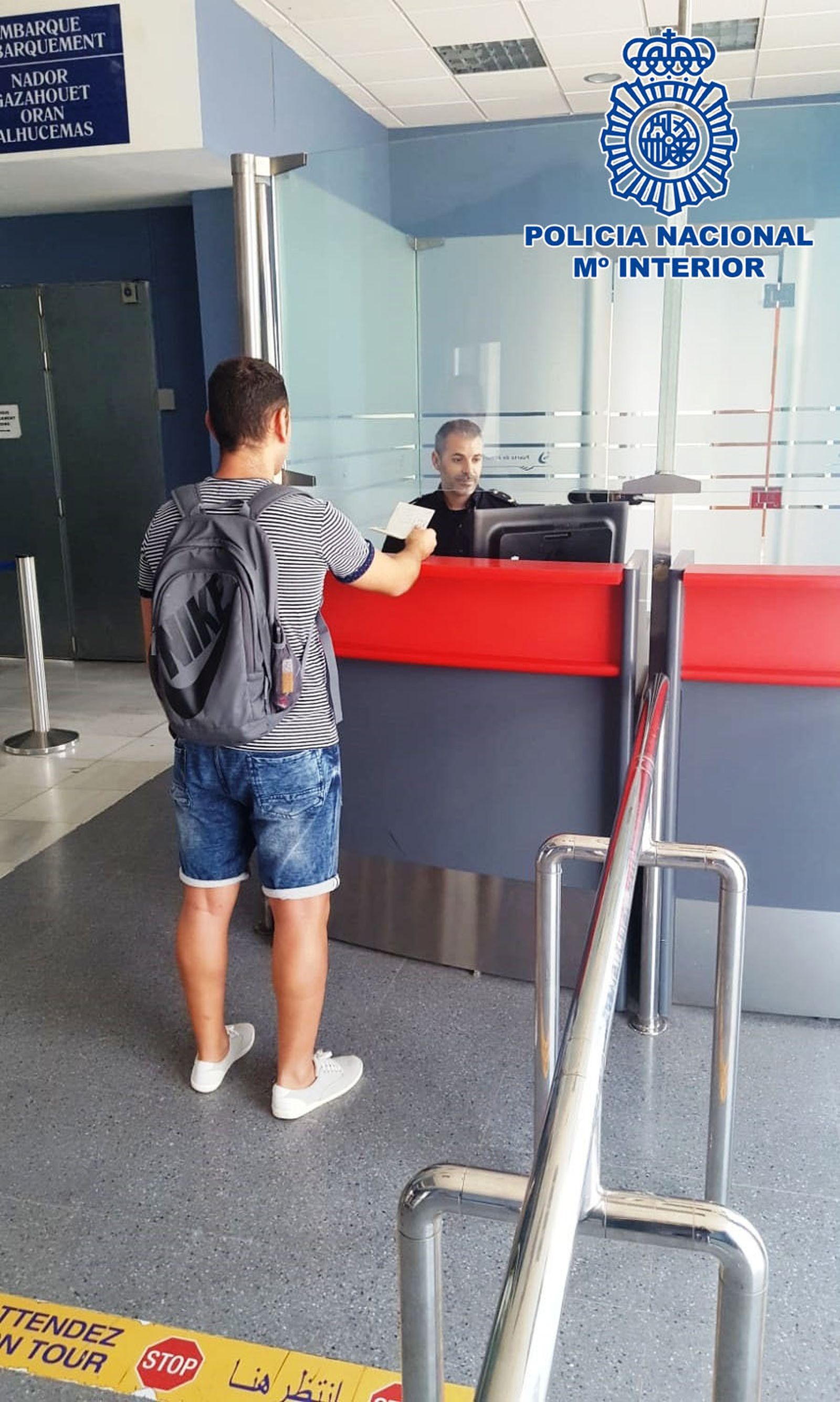 La Policía Nacional realiza un control de pasajeros en el puerto.