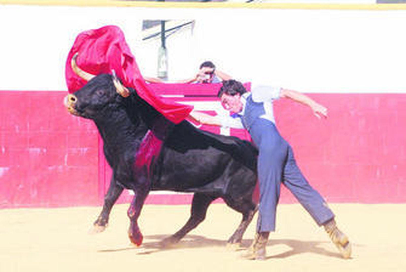 Un pase de pecho de Octavio Chacón con el toro que lidió el pasado sábado en 'Corbacho Grande'.
